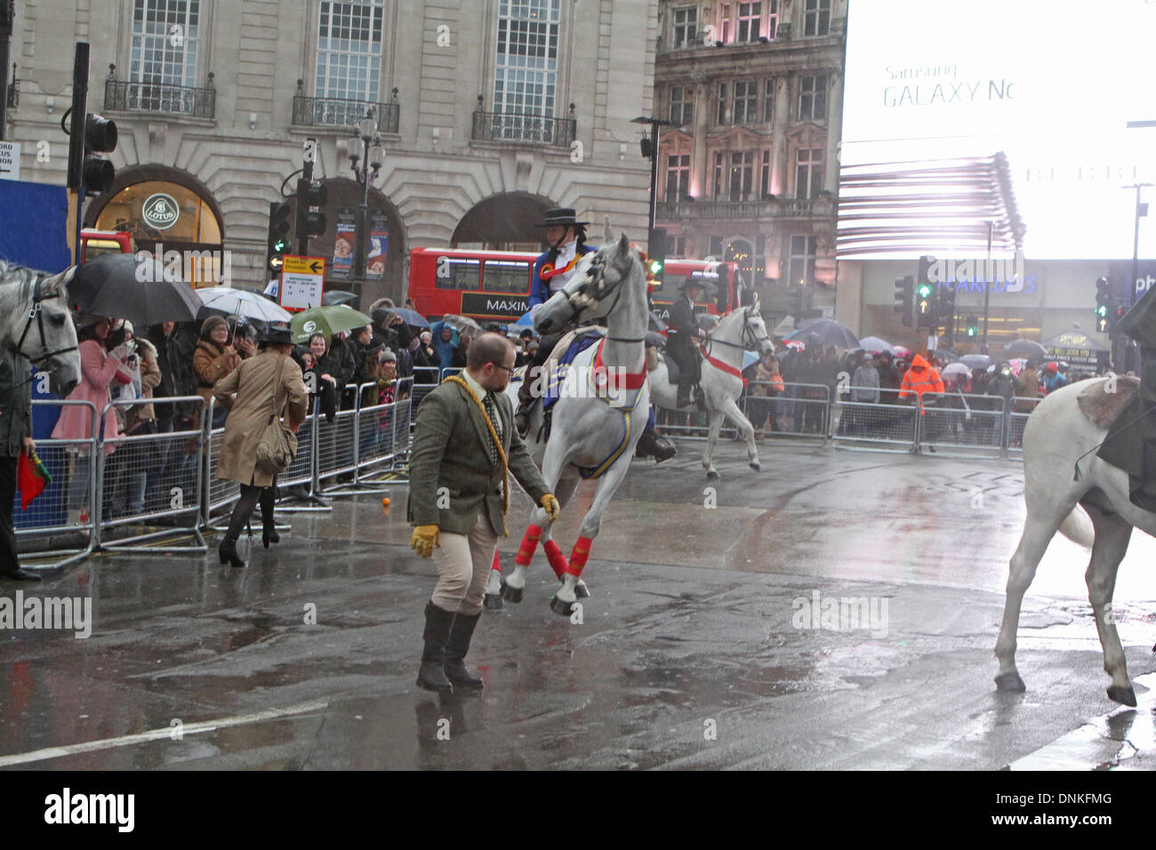 London, UK, 1. Januar 2014, Pferde schlecht benommen am London's New Year es Day Parade 2014 Credit: Keith Larby/Alamy Live News Stockfoto