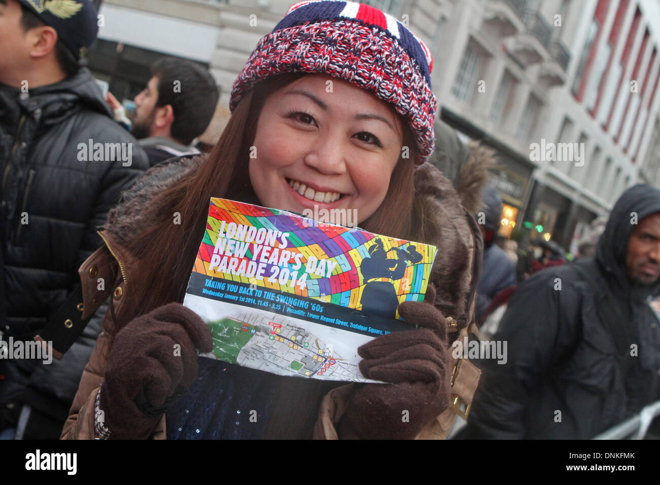 London, UK, 1. Januar 2014, Wartezeiten, trotz des Regens, der London's New Year es Day Parade 2014 Credit: Keith Larby/Alamy Live News Stockfoto