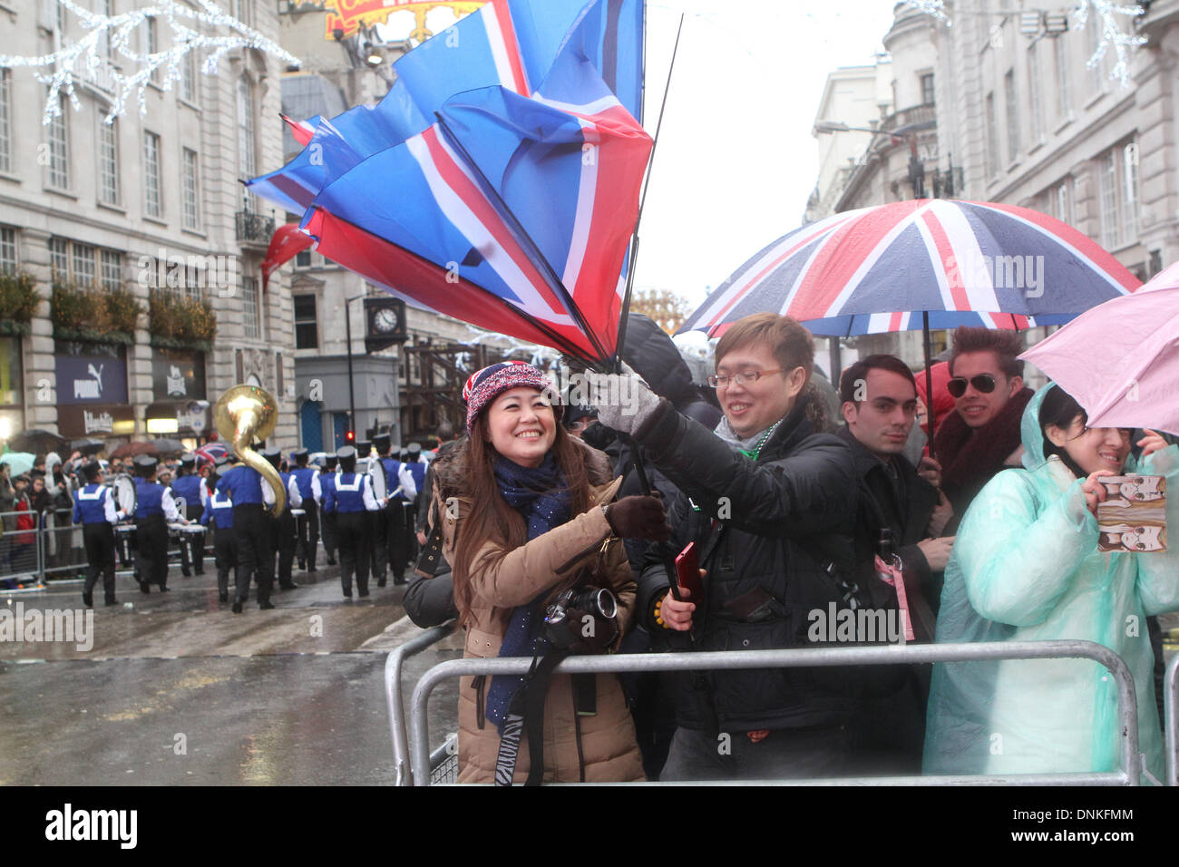 London, UK, 1. Januar 2014, starke Winde bliesen Sonnenschirme in-und auswendig auf der Londoner New Year's Day Parade 2014 Credit: Keith Larby/Alamy Live News Stockfoto