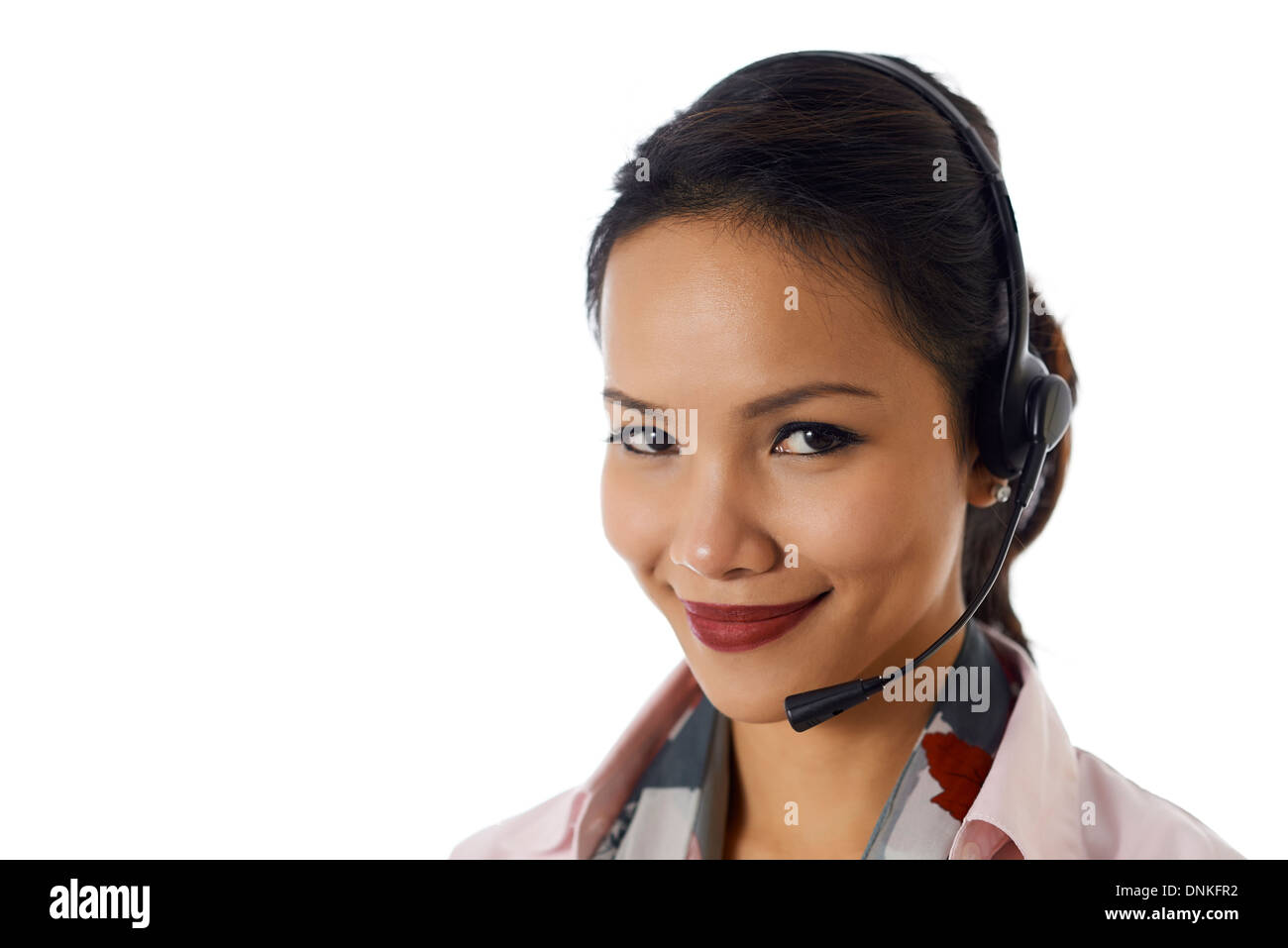 schöne asiatische Geschäftsfrau mit Kopfhörer Gespräch am Telefon als Mitarbeiter des Kundendienstes auf weißem Hintergrund Stockfoto