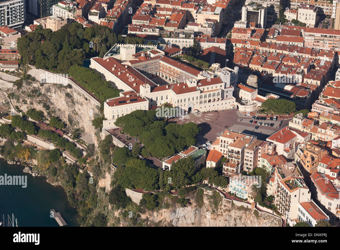 LUFTAUFNAHME. Prinzenpalast auf einer Klippe 60m über dem Meer. Bezirk Monaco-Ville aka the Rock (le rocher), Fürstentum Monaco. Stockfoto