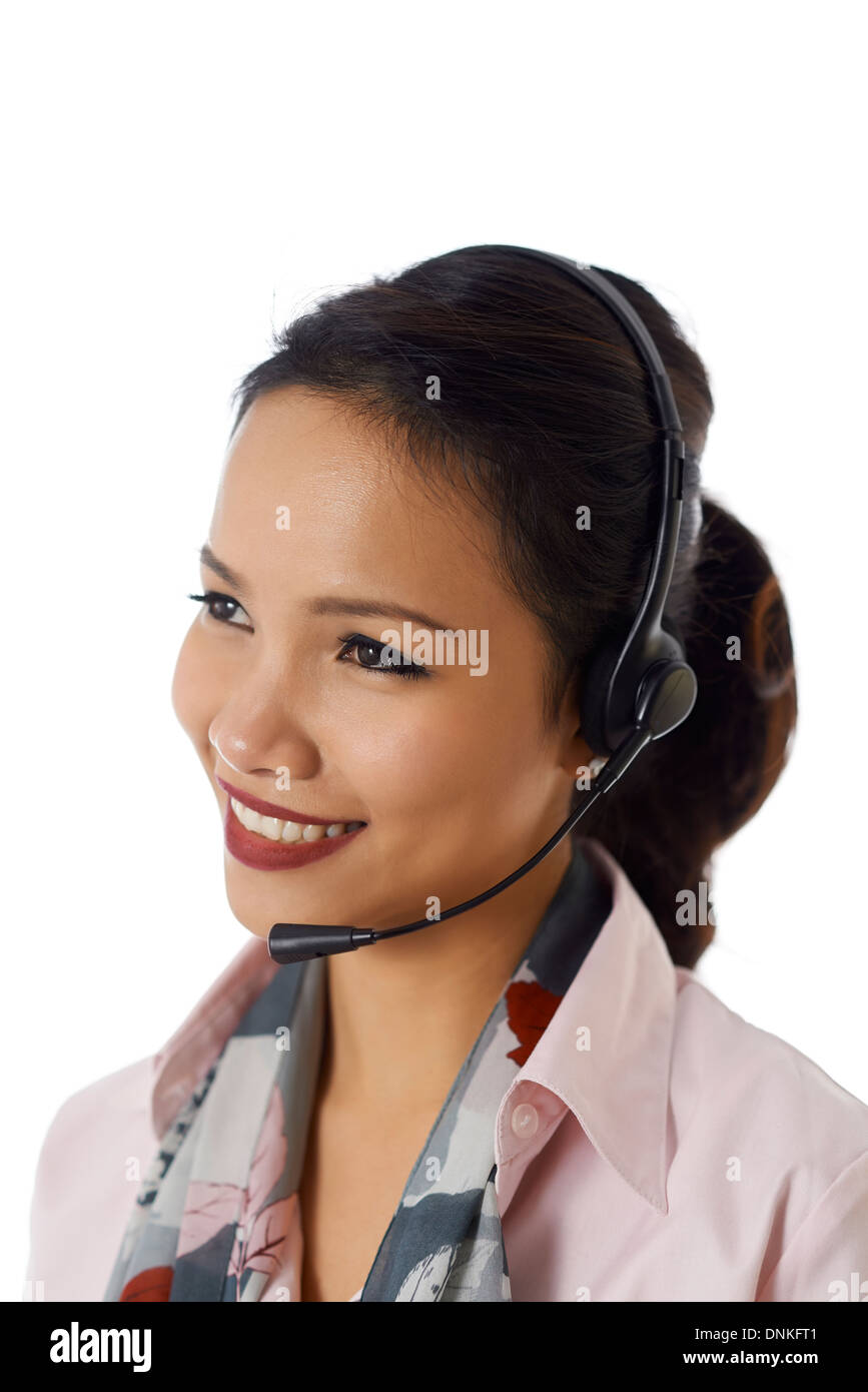 schöne asiatische Geschäftsfrau mit Kopfhörer Gespräch am Telefon als Mitarbeiter des Kundendienstes auf weißem Hintergrund Stockfoto