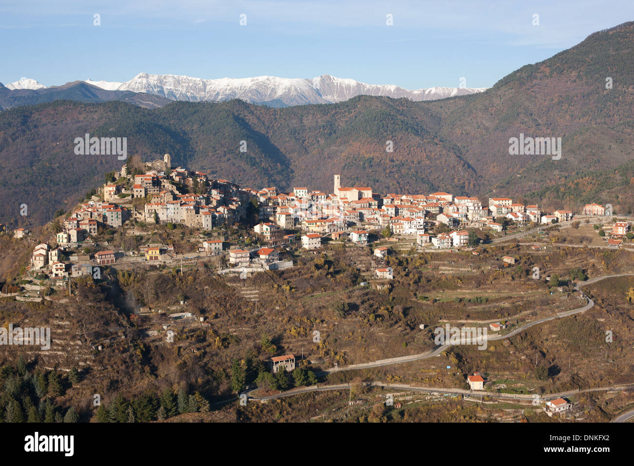 LUFTAUFNAHME. Abgelegenes mittelalterliches Dorf in den südlichen Alpen. Bajardo, Hinterland der italienischen Riviera, Provinz Imperia, Ligurien, Italien. Stockfoto