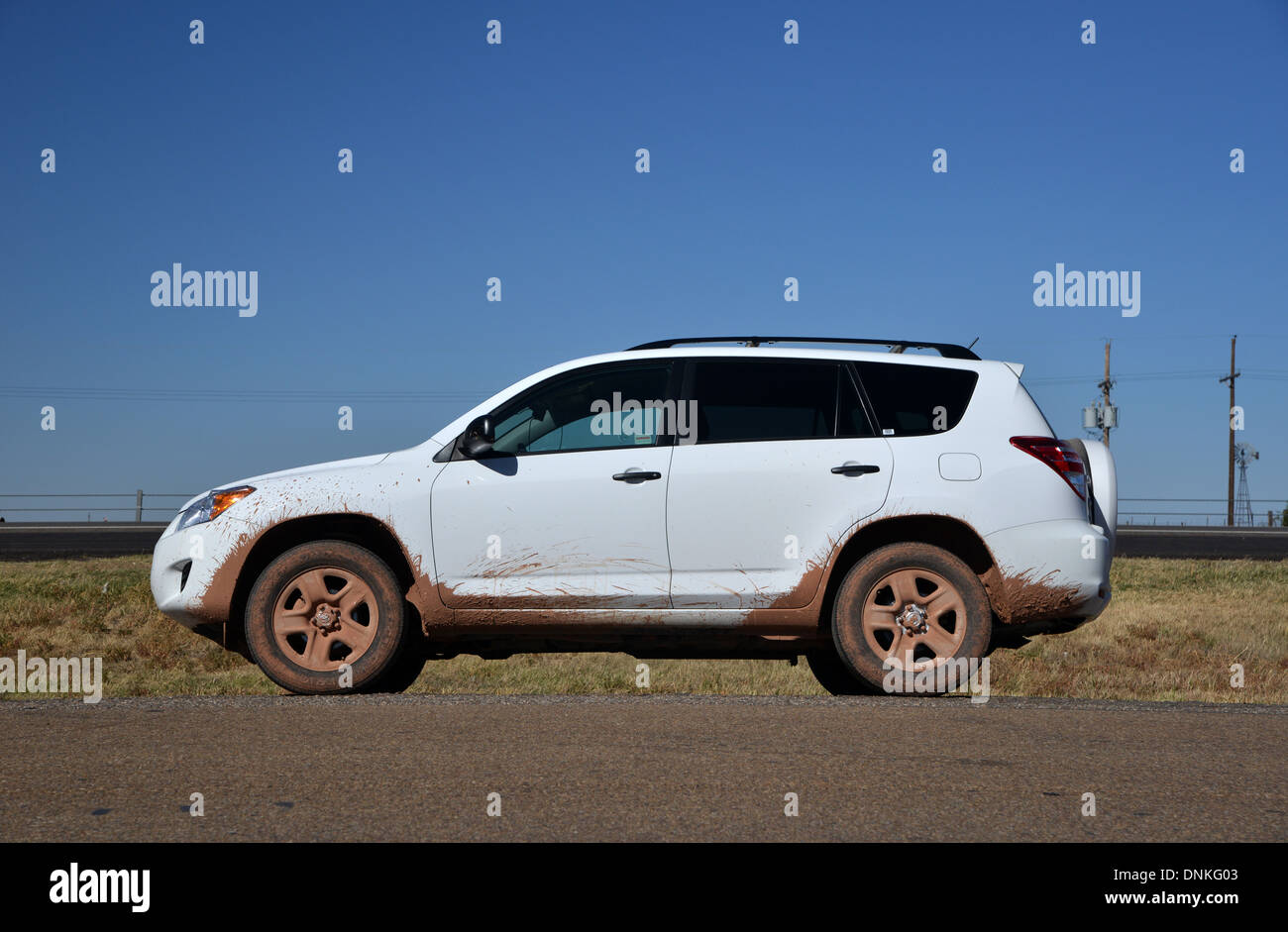 Schmutziges Auto - Schlamm bespritzt Toyota RAV4 geparkt am Straßenrand in Texas, an der alten Route 66 Stockfoto