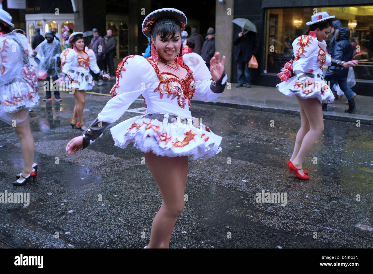 Tanzgruppe bolivianischen Erbe führt bei den Neujahrstag 2014 in London Teilnehmer und Zuschauer konfrontiert Wind, Regen und Kälte auf den Straßen der Hauptstadt. Stockfoto