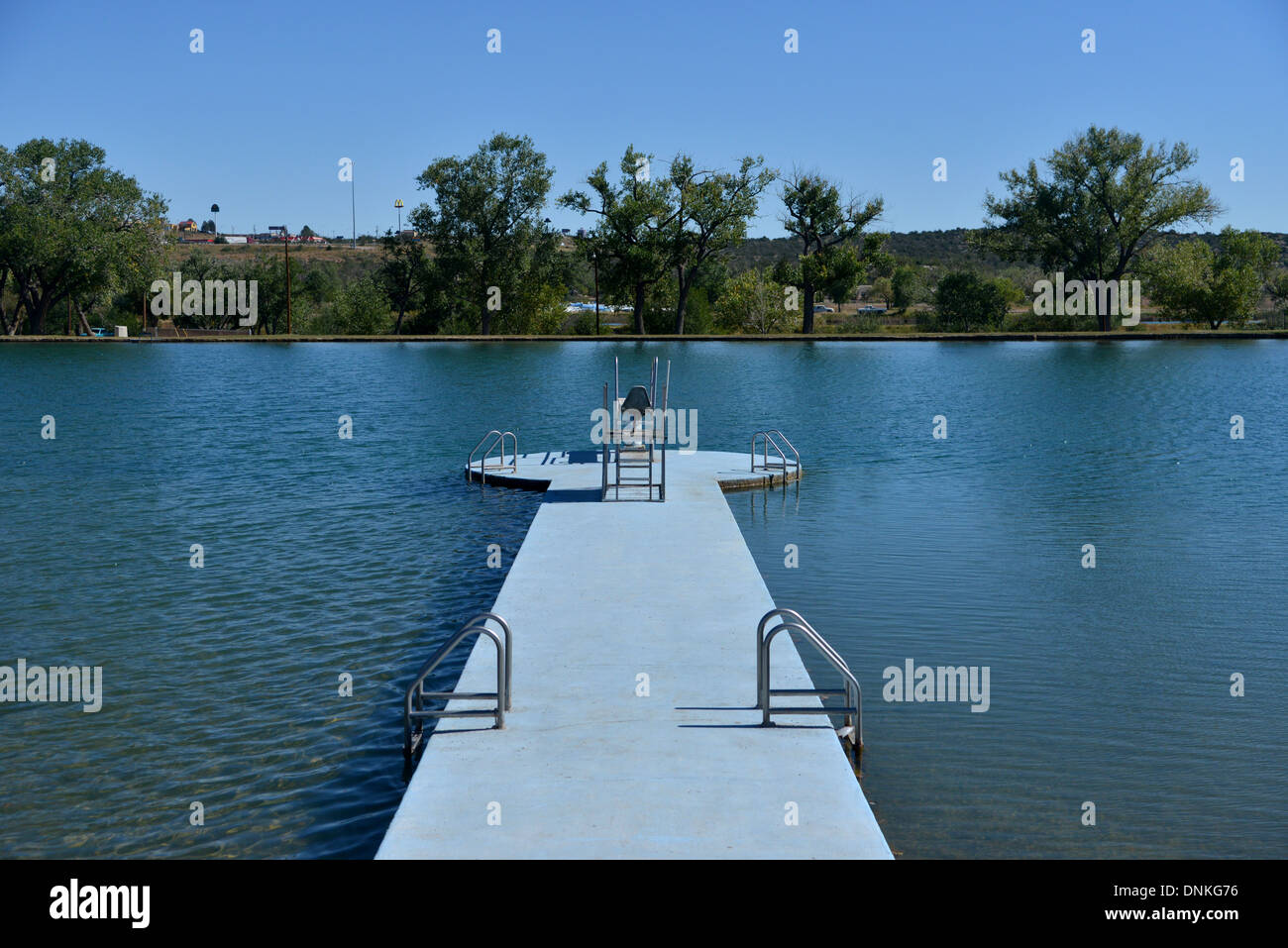 Outdoor-Sprungbrett am Swimming Hole in Santa Rosa, New Mexico auf der alten Route 66 Stockfoto