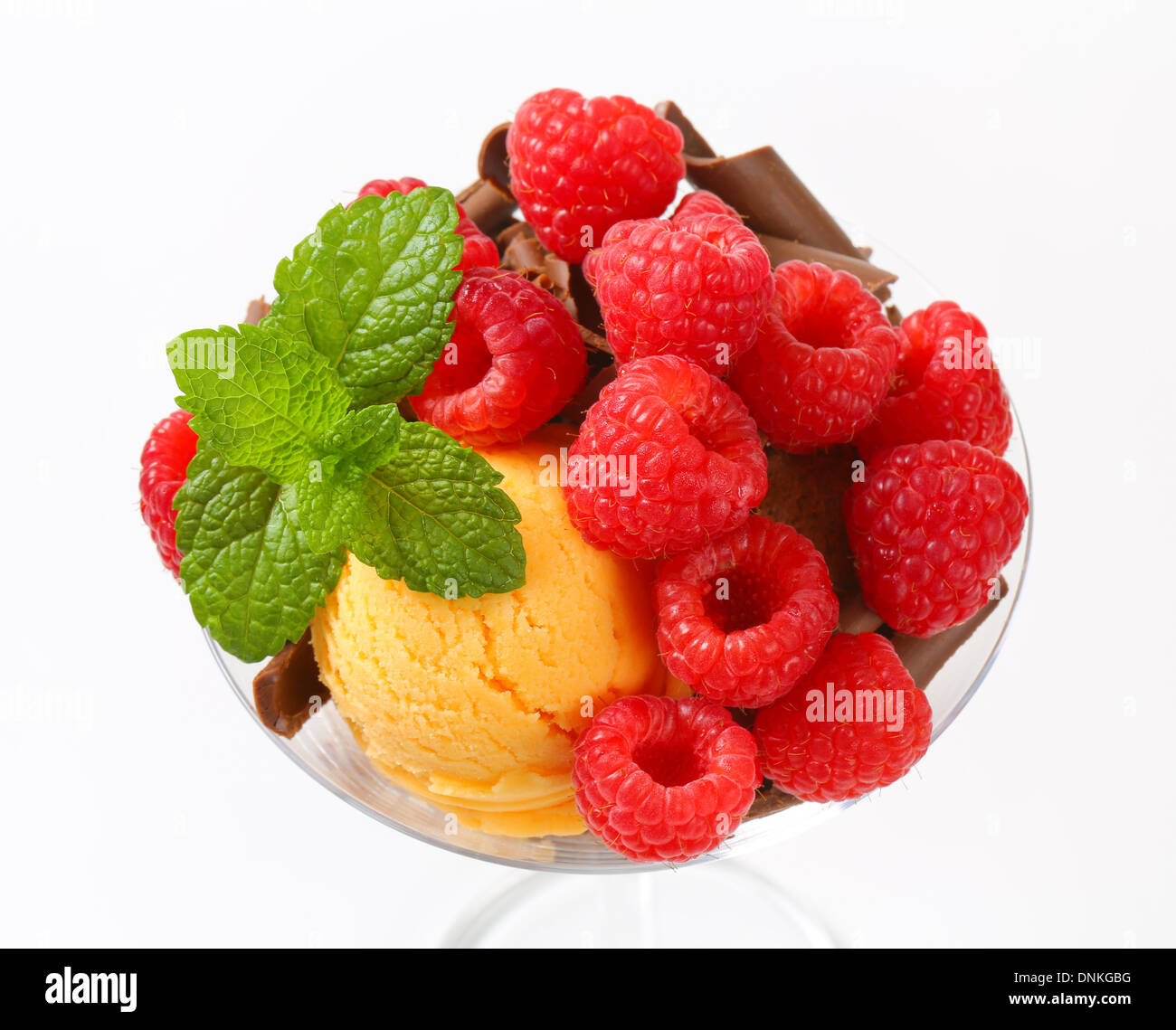 Kugeln Eis mit Schokolade locken und Himbeeren garniert Stockfoto