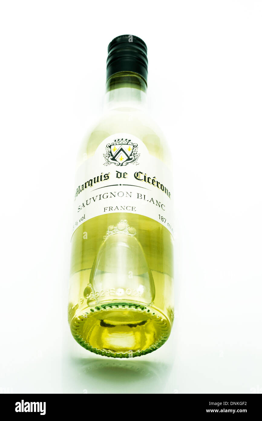 Flasche Weisswein-Sauvignon Blanc single einen ausgeschnittenen weißen Hintergrund Textfreiraum Stockfoto