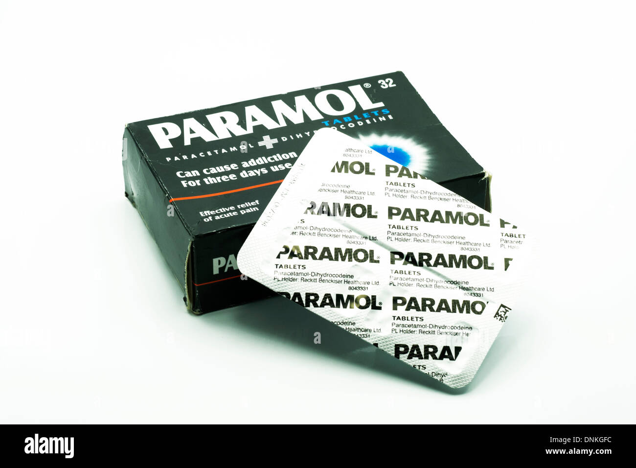 Paramol hohe Festigkeit Paracetamol Tabletten und Box ausgeschnitten weißen Hintergrund Textfreiraum Stockfoto