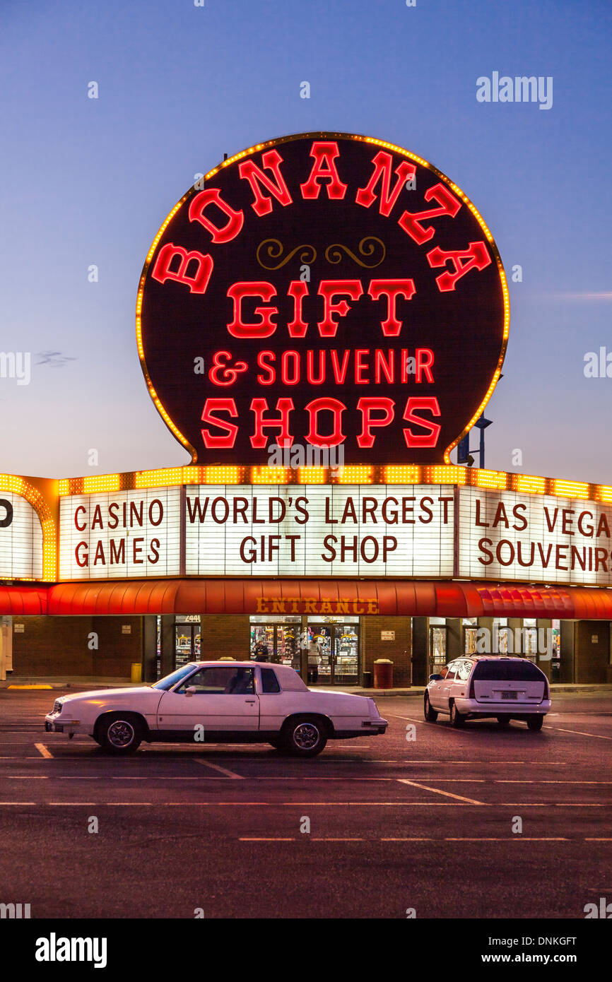 Bonanza-Geschenk-Shop am Las Vegas Strip bei Nacht, Las Vegas, Nevada, USA Stockfoto