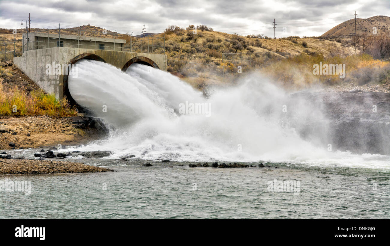 Austritt aus einem Damm mit großen Menge an Wasser Stockfoto