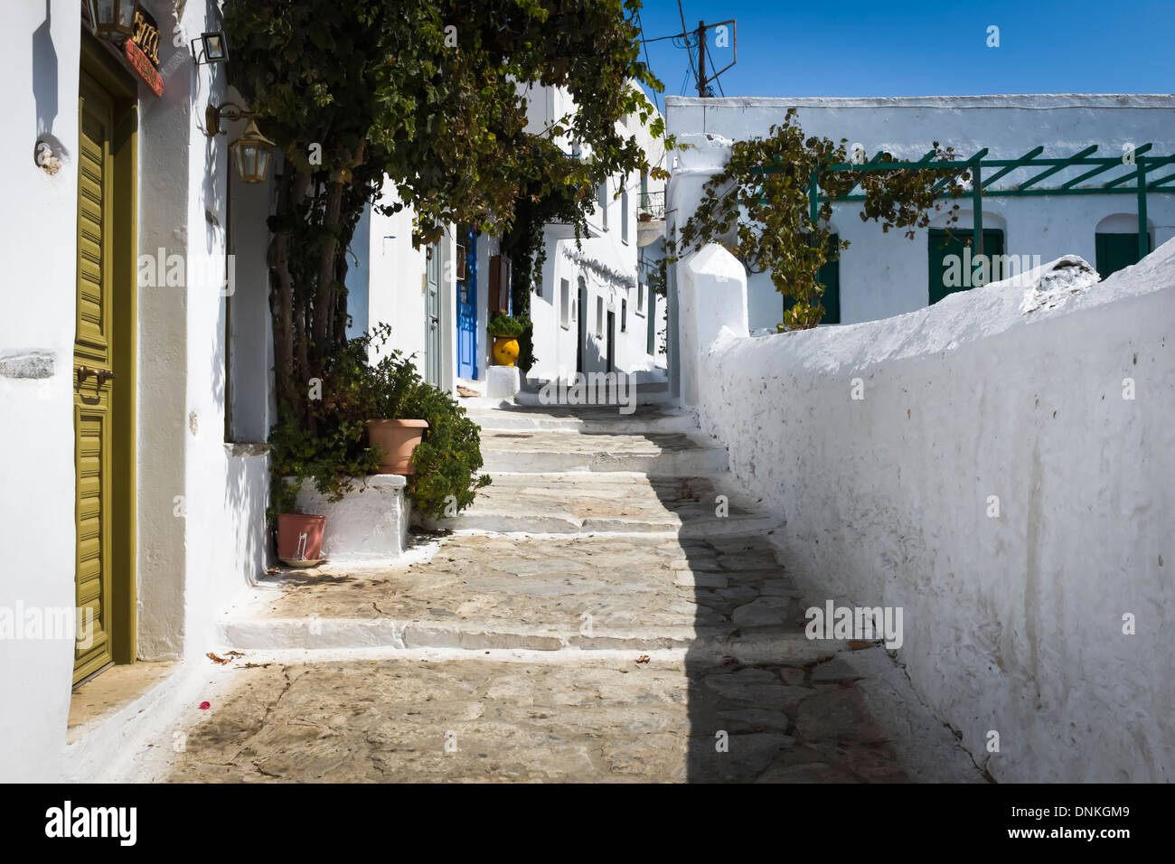 Street Scene der Chora, Insel Amorgos, Kykladen, Griechenland. Chora, dem Hauptort der Insel. Stockfoto