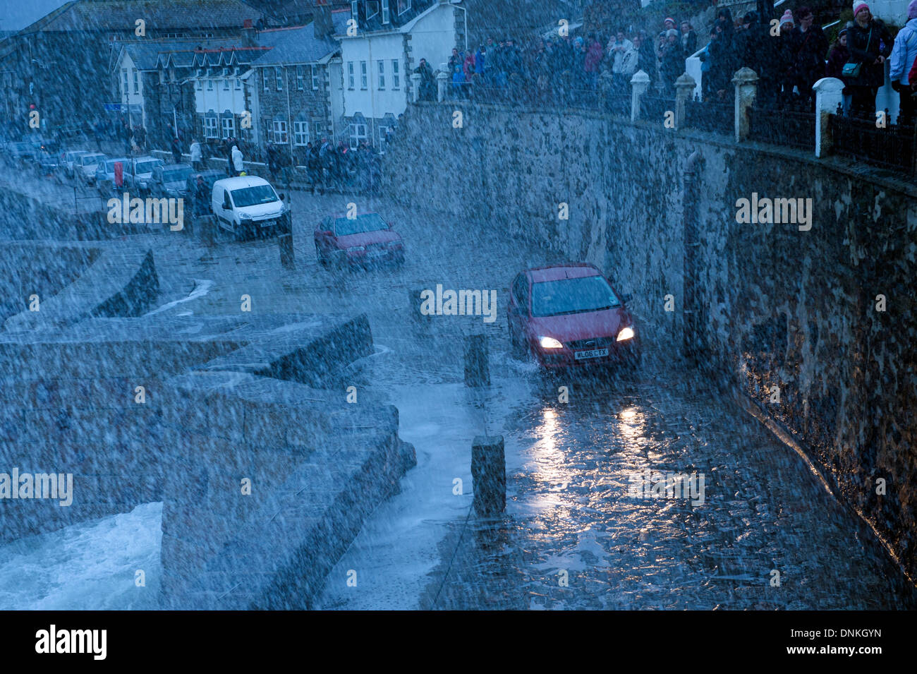 Riesige Sturmwellen Pfund Porthleven Hafen, wie viele Beobachter der Sturm das Spektakel erleben Stockfoto