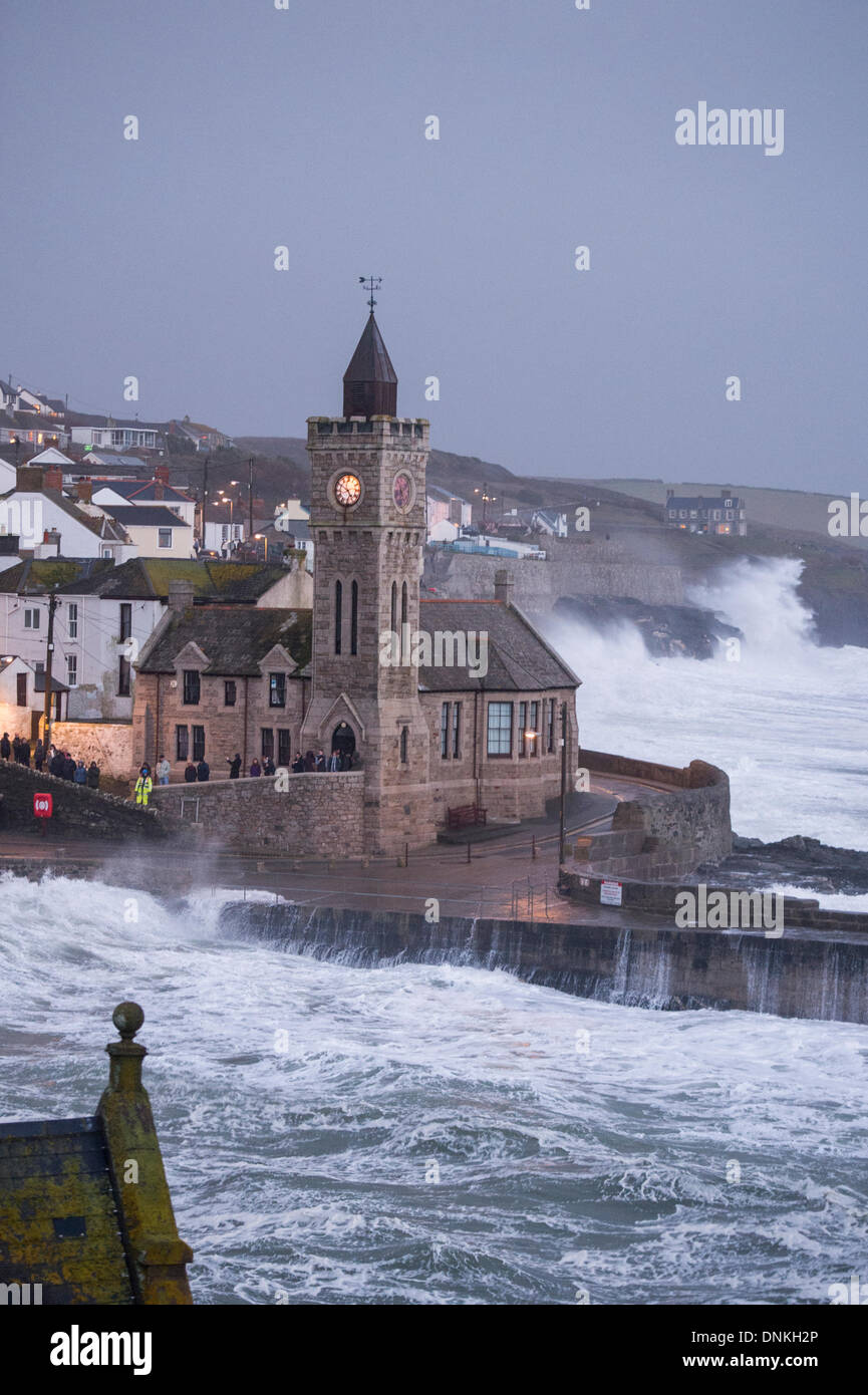 Massive Wellen in Porthleven bei einem Wintersturm in den Hafen/Clock Tower-Bereich Stockfoto