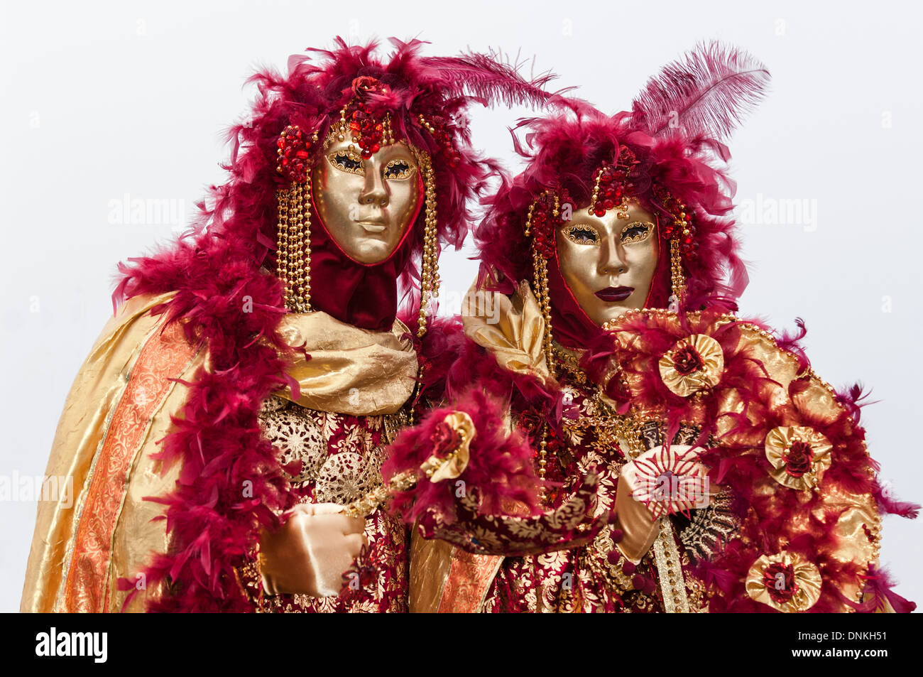 Karneval-Teilnehmern in Maskerade Kostümen, weißer Hintergrund, San Marco Plazza, Venedig, Italien Stockfoto