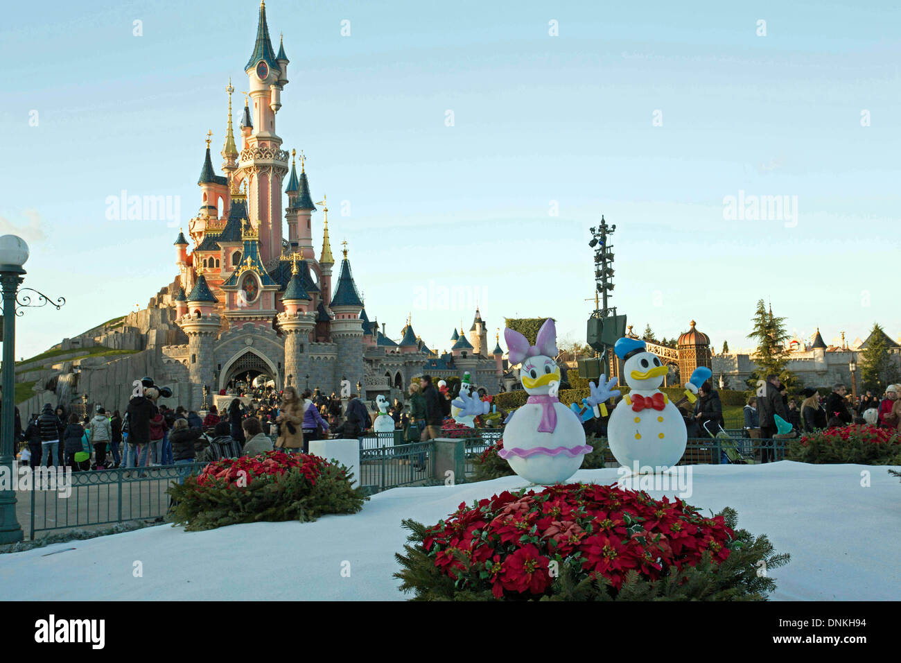 Schneemann im Euro Disney Paris zu Weihnachten mit Schloss im Hintergrund Stockfoto