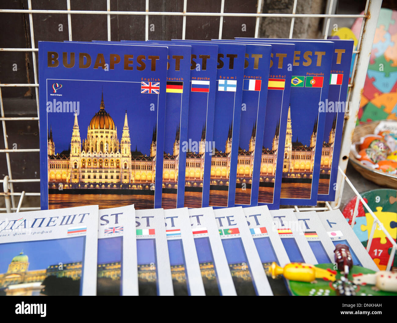 Budapest Reiseführer für Verkauf in einem Souvenirladen in einer Reihe von verschiedenen Sprachen Stockfoto