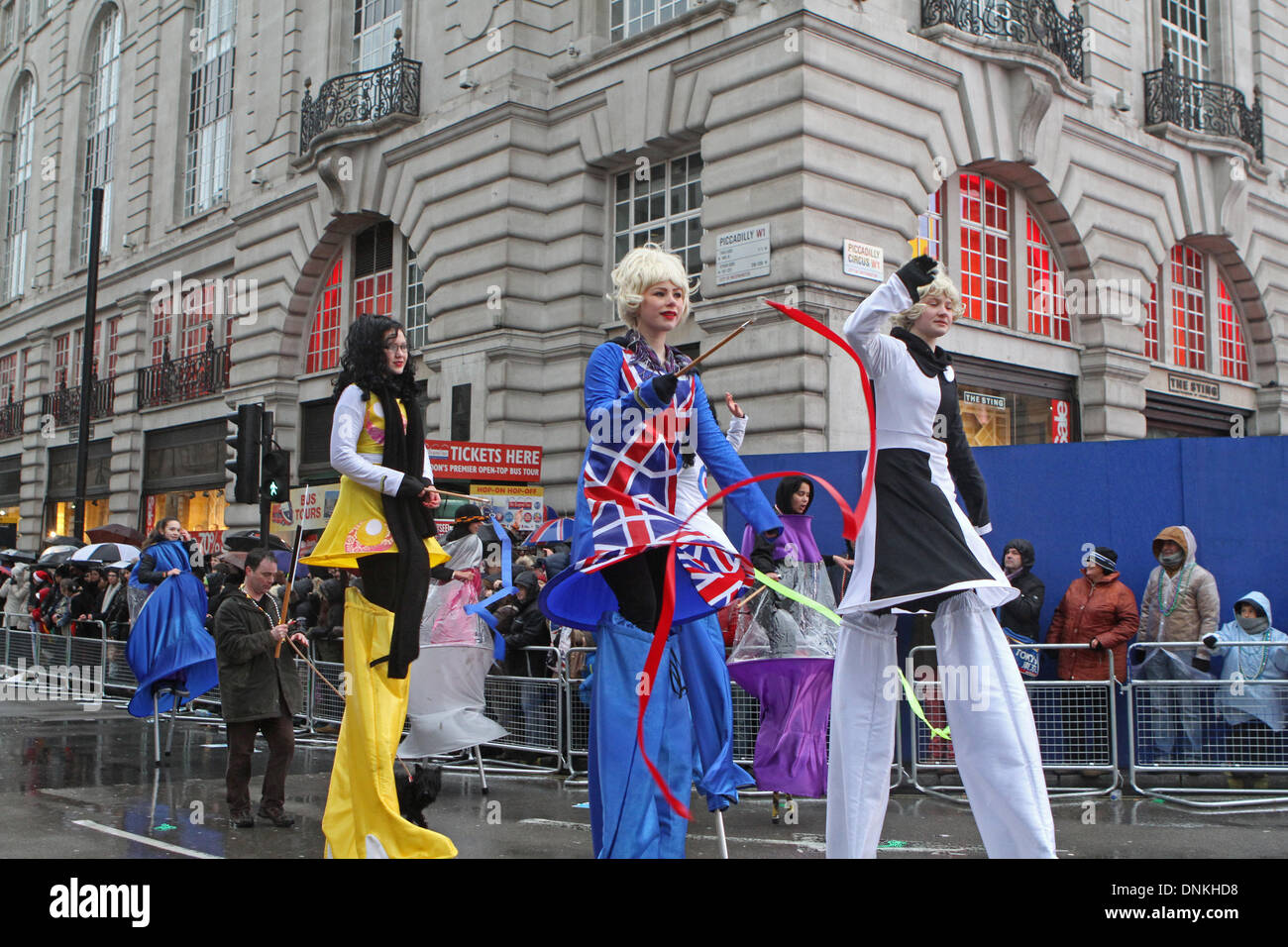 London, UK, 1. Januar 2014, Walking tall im London des Neujahrs Day Parade 2014 Credit: Keith Larby/Alamy Live News Stockfoto
