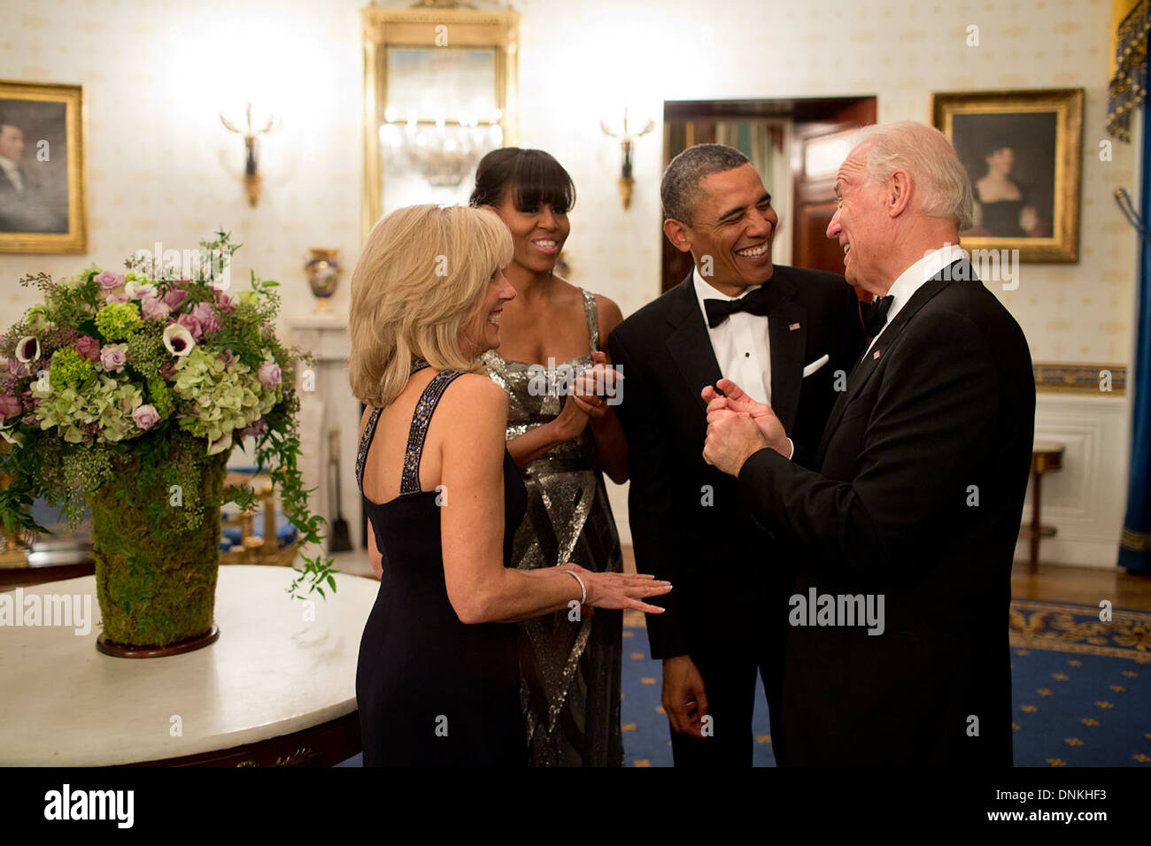 US-Präsident Barack Obama und First Lady Michelle Obama Witz mit Vize-Präsident Joe Biden und Dr. Jill Biden vor der National Governors Association Dinner im Blue Room des weißen Hauses 24. Februar 2013 in Washington, DC. Stockfoto