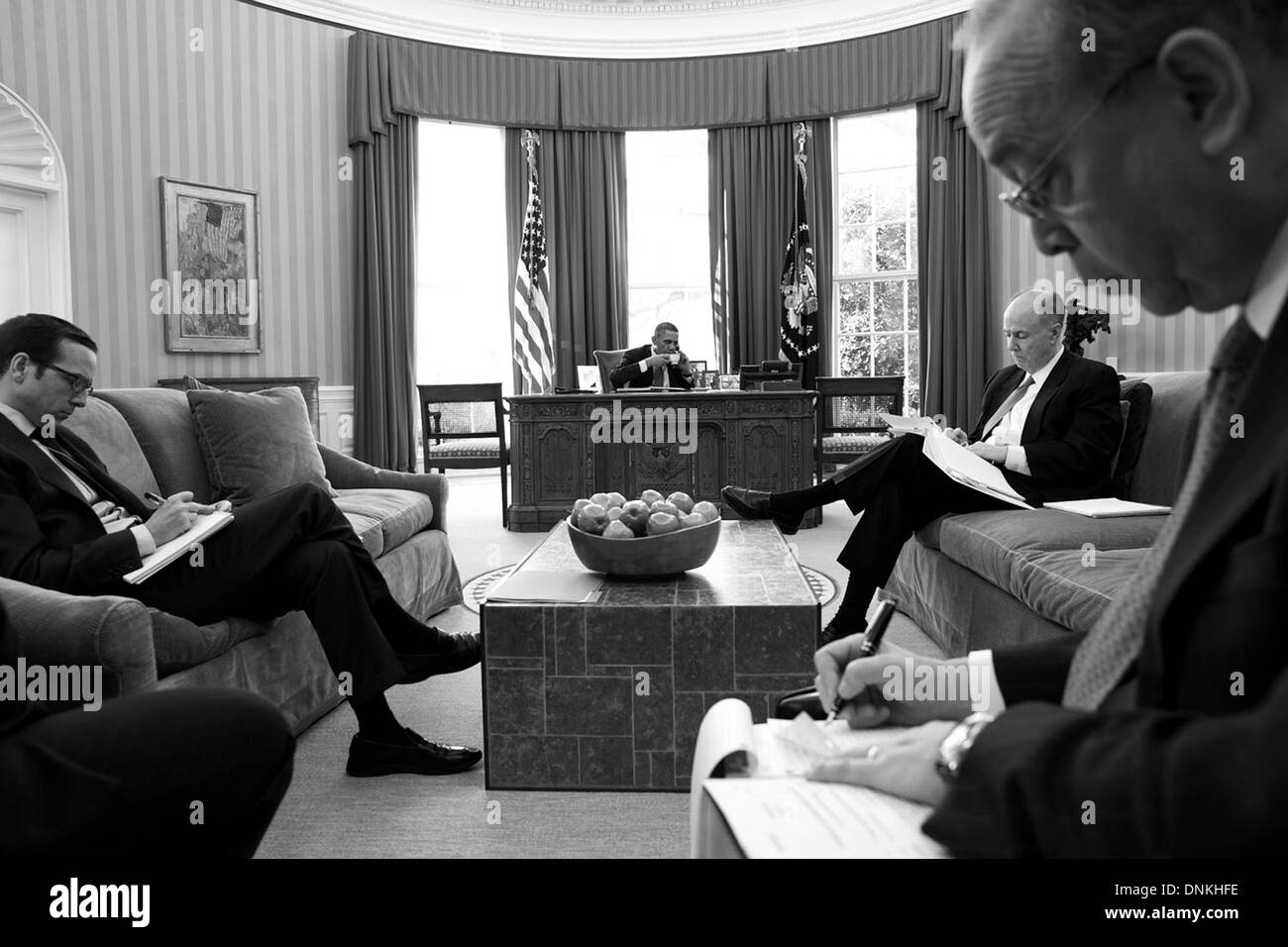 US-Präsident Barack Obama nippt an eine Tasse Tee im Gespräch am Telefon mit chinesischen Staatspräsidenten Xi Jinping im Oval Office des weißen Hauses 14. März 2013 in Washington, DC. Stockfoto