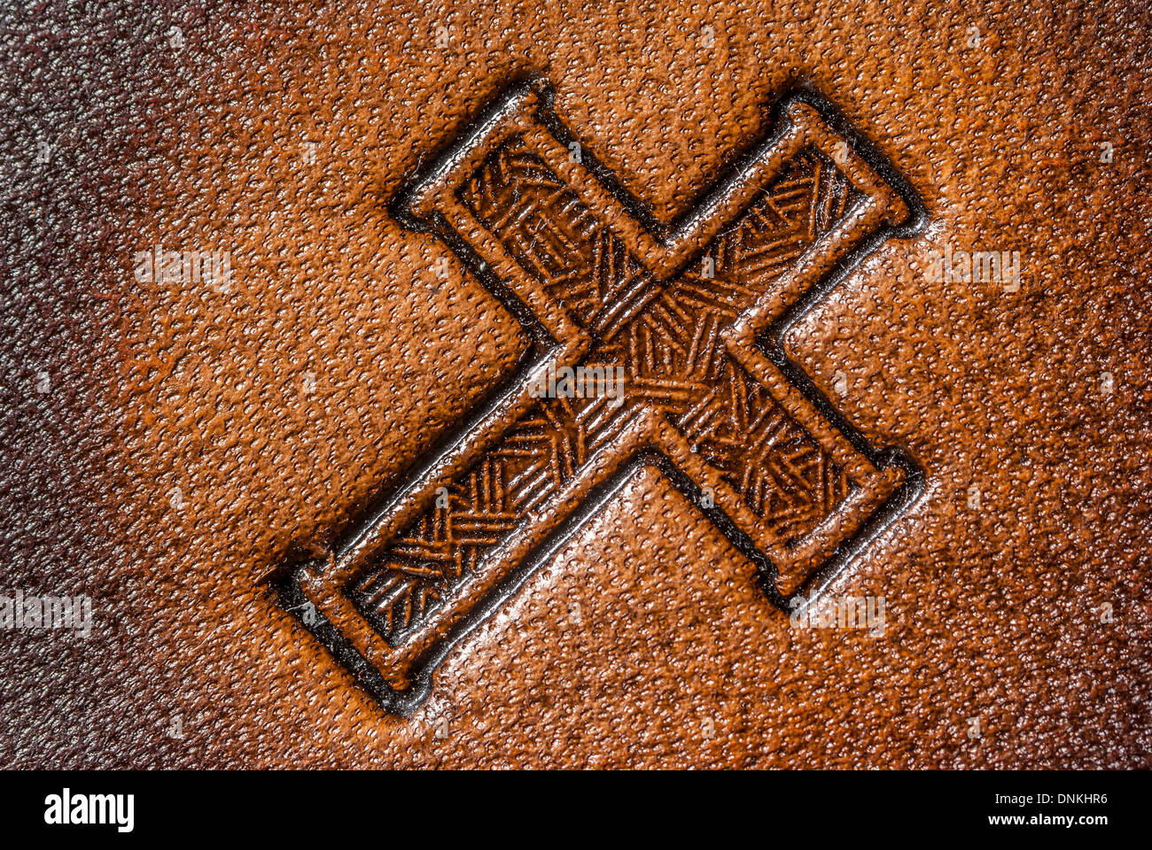 Leder Kreuz auf einem Leder-Hintergrund für Tapeten oder Kopie Raum dargestellt. Stockfoto