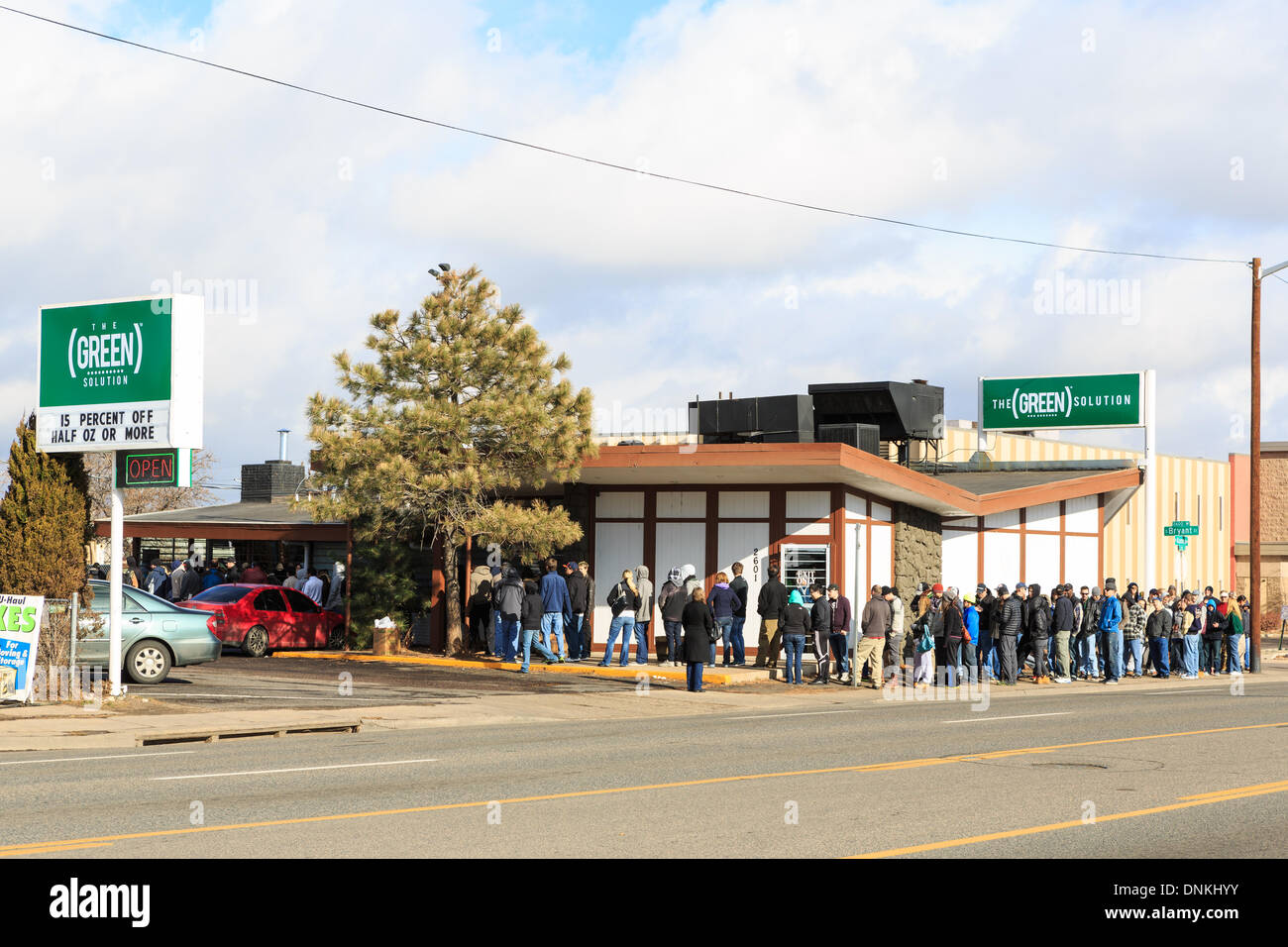 Denver, Colorado USA – 1. Januar 2014.  Massen weiter strömen in Einzelhandel Marihuanaapotheken im Laufe des Tages.  Wartezeiten bei The Green Solution in Denver sind mehr als drei Stunden. Bildnachweis: Ed Endicott/Alamy Live-Nachrichten Stockfoto