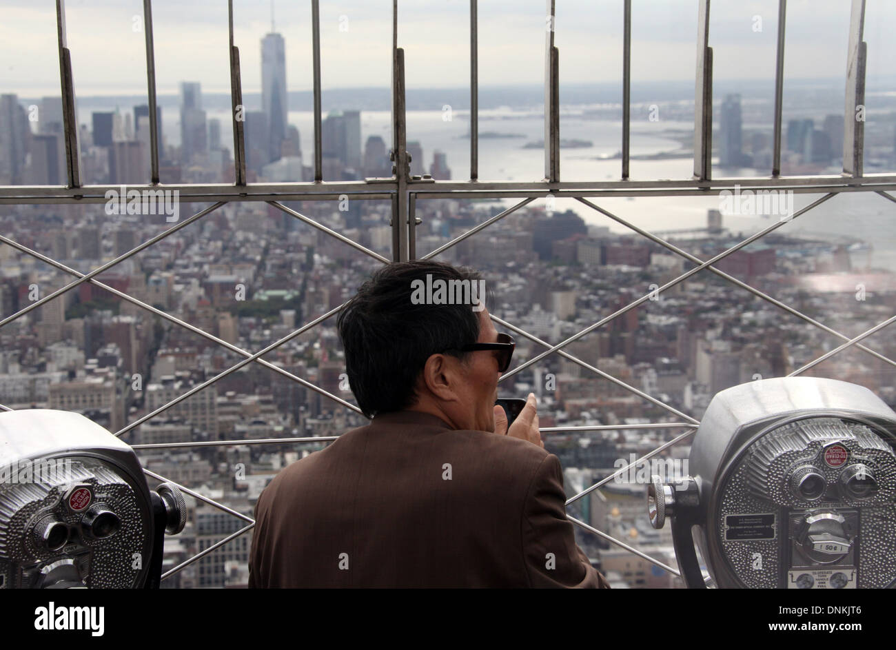 Die Aussicht vom Empire State Building in New York mit einem Touristen fotografieren Stockfoto