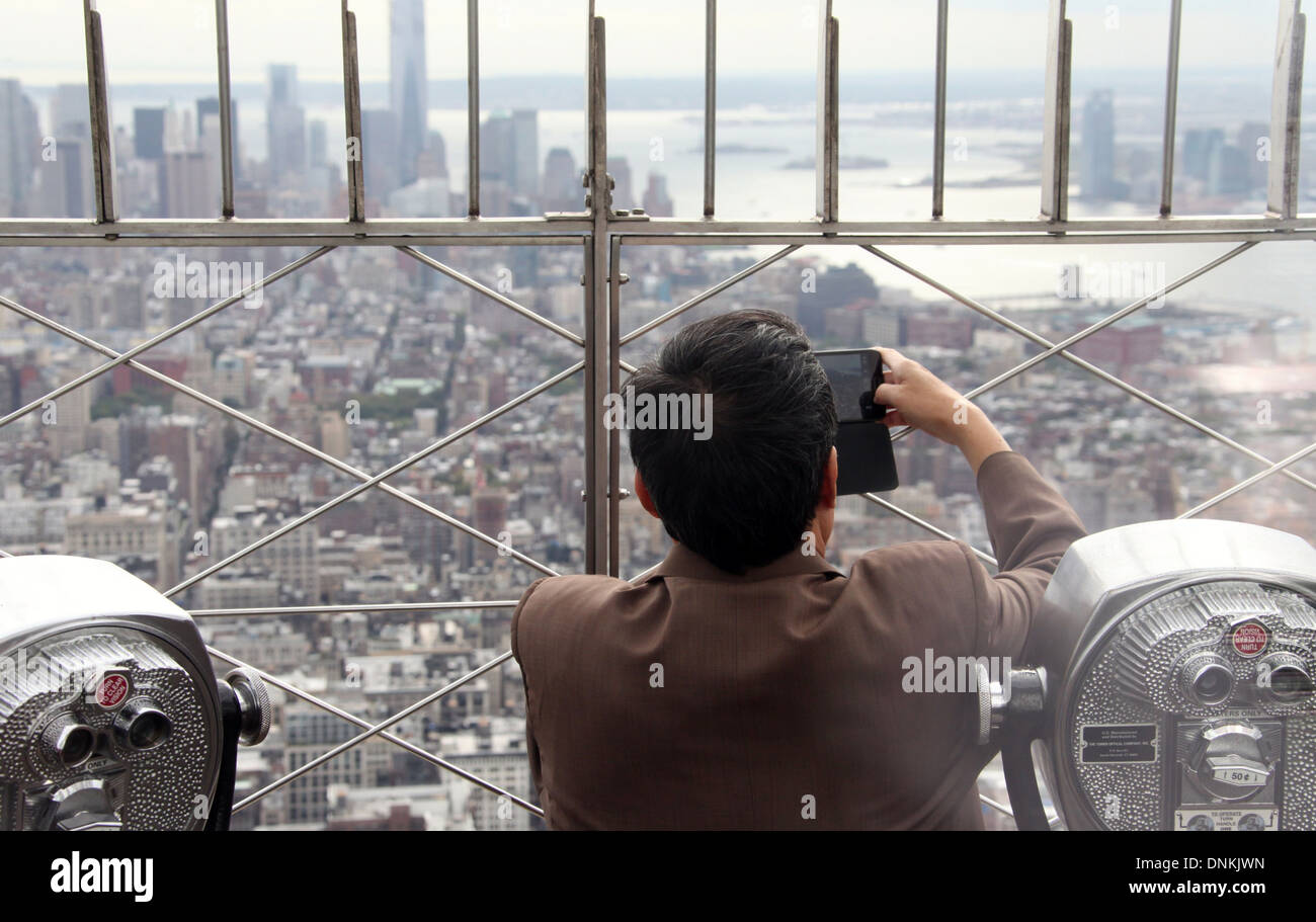 Die Aussicht vom Empire State Building in New York mit einem Touristen fotografieren Stockfoto