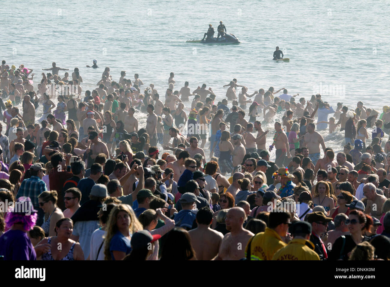 Cayucos, Kalifornien, USA. 1. Januar 2014. Tausende von Menschen sind am Strand in Cayucos Kalifornien am Silvester Tag 2014. beteiligte sich an der Polar Bear Dip in den Pazifischen Ozean, wo die Wassertemperatur geschätzt wurde, etwa 55 Grad Celsius. (12,8 Grad Celsius Credit: Richard Mittleman/Gon2Foto/Alamy Live News Stockfoto