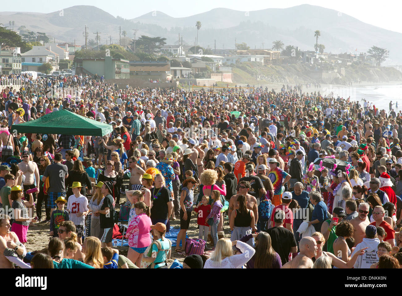 Riesige Menschenmenge am Strand zum Neujahrstag des Polar Bear Dip Stockfoto
