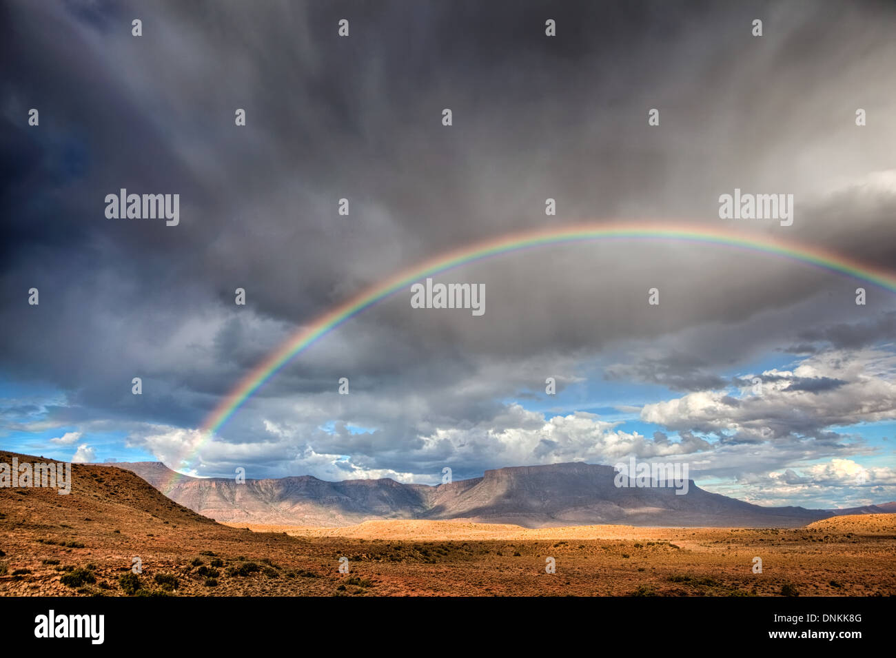 Ein Regenbogen über dem Karoo Nationalpark in Südafrika. Ein Regenbogen über dem Karoo Nationalpark in Südafrika. Stockfoto