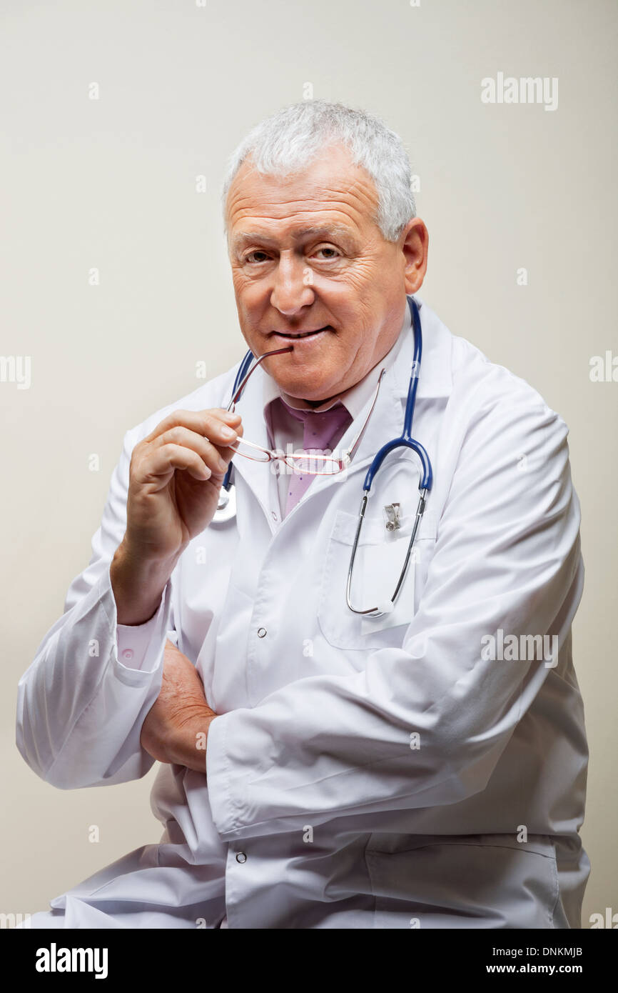 Senior-Männlich-Arzt Stockfoto