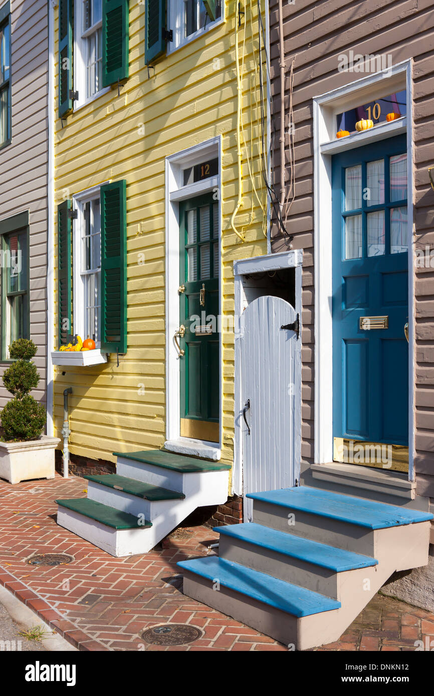 Bemalte und bunten Fassaden und Eingangsbereiche schmücken historische Häuser in den Straßen von Annapolis, Maryland in der Nähe von Halloween. Stockfoto