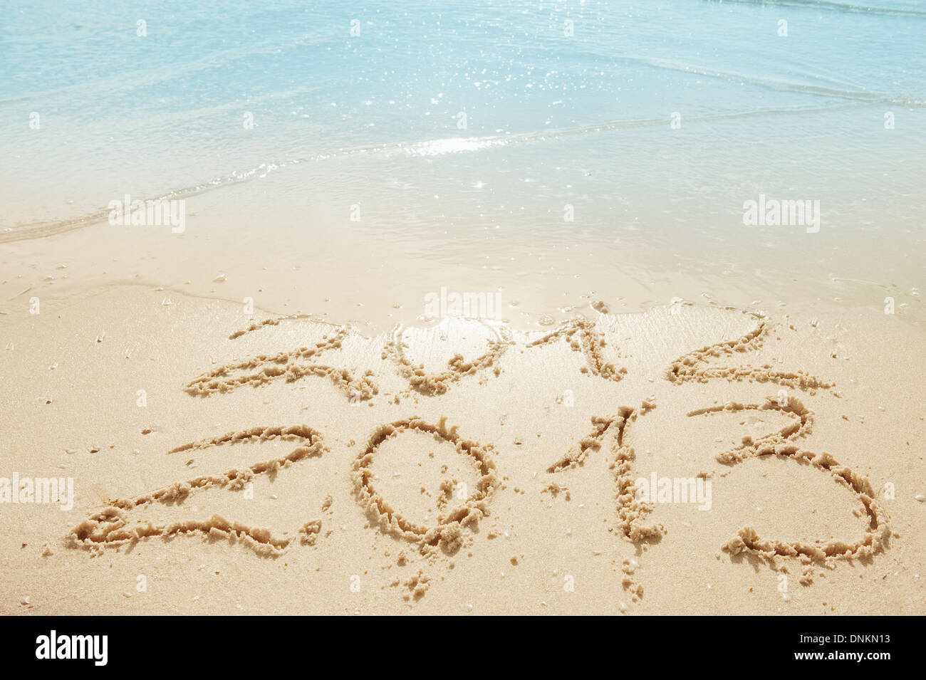 Ziffern 2012 und 2013 am Sand Strand - Konzept des neuen Jahres und im Laufe der Zeit Stockfoto