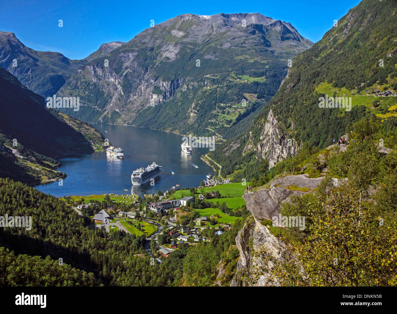 Blick auf Dorf Geiranger und Geirangerfjord vom Berg Dalsnibba zeigen Kreuzfahrt Schiffe, Norwegen, Skandinavien, Europa Stockfoto