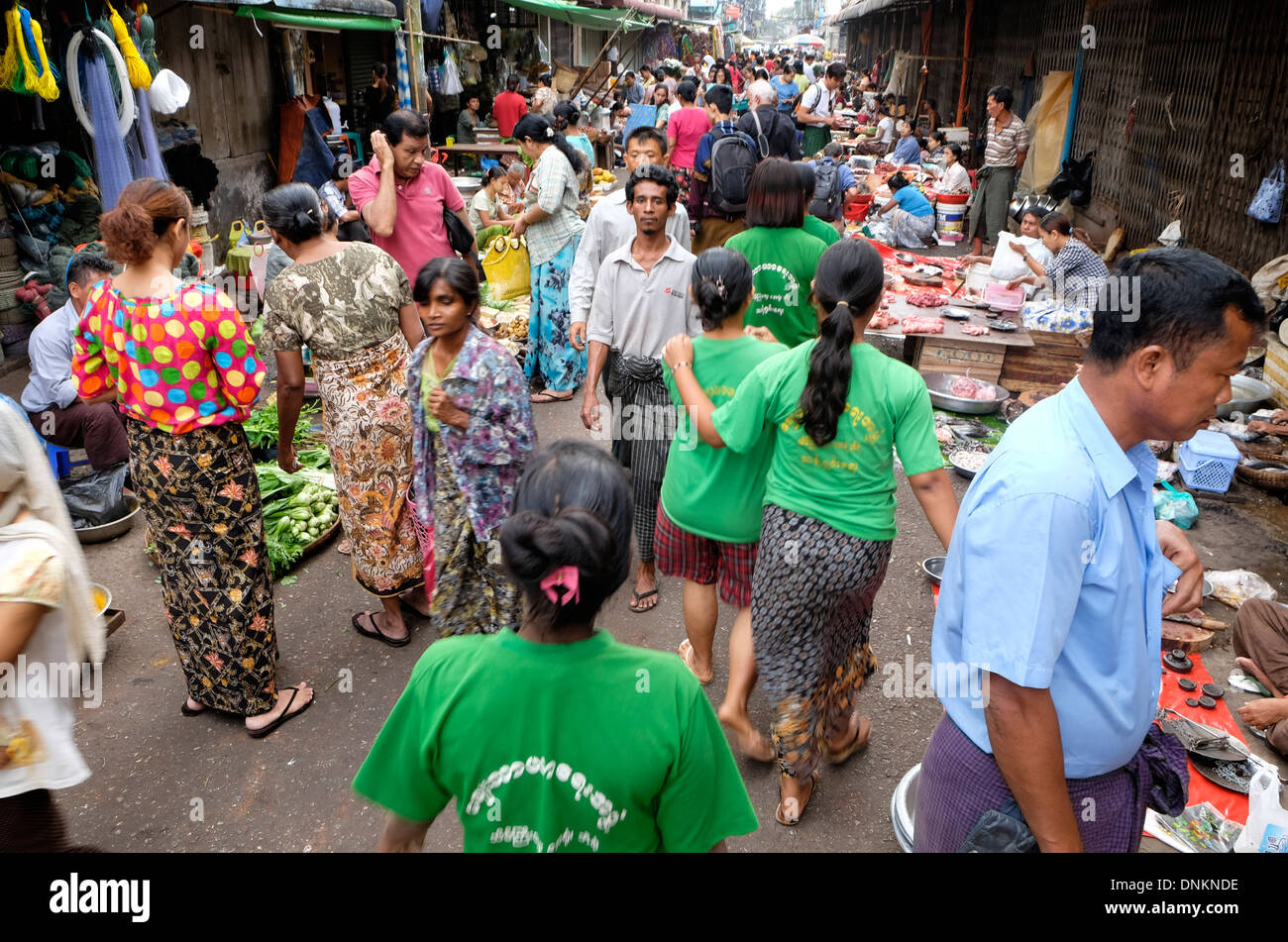 YANGON, MYANMAR - ca. Dezember 2013: Menschen wandern und Wandern rund um den Wochenmarkt von Yangon. Stockfoto