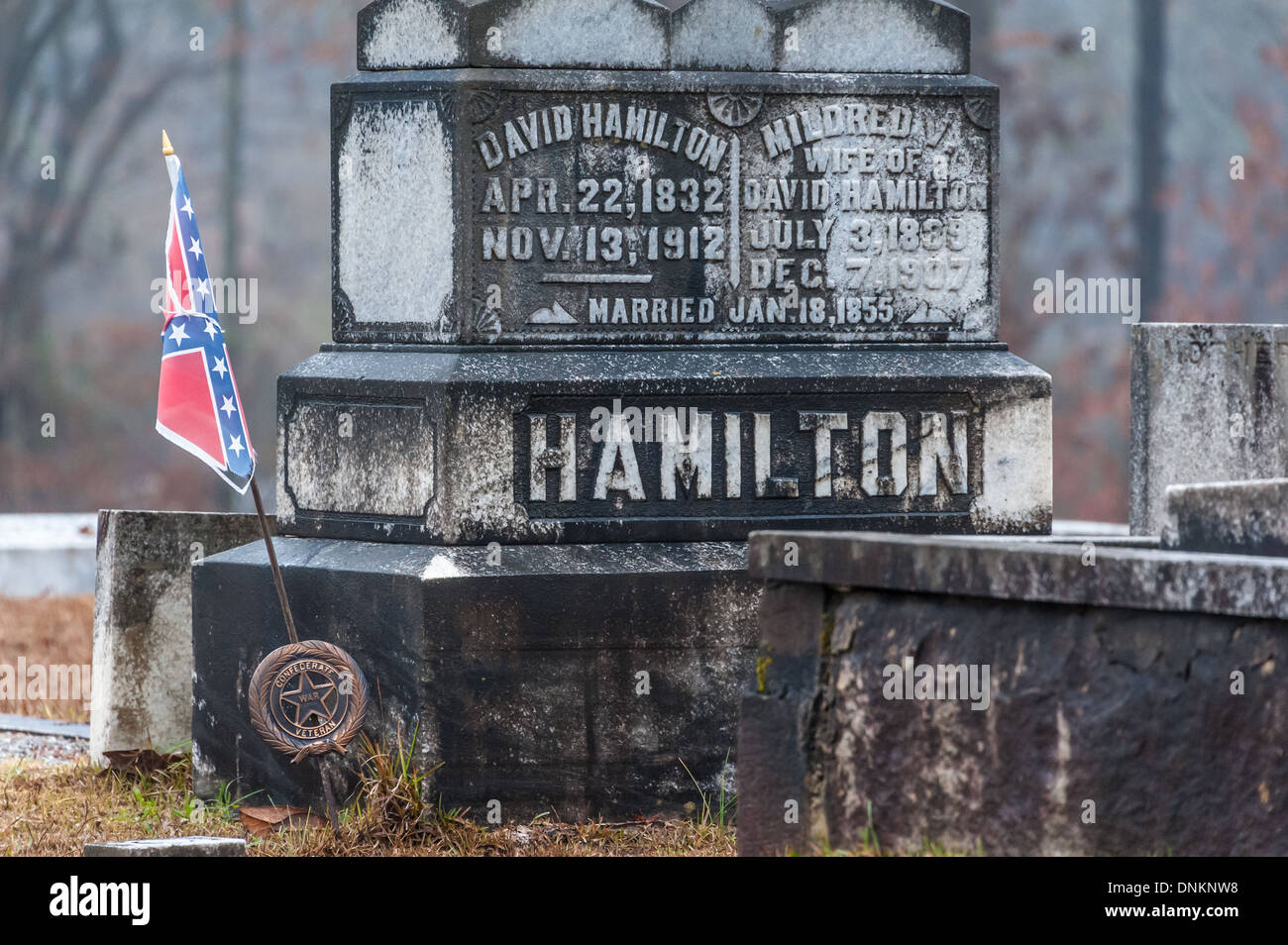 Auf einem Friedhof in Lawrenceville in der Nähe von Atlanta, Georgia, schließen sich eine Medaille und eine Flagge der konföderierten Veteranen an. (USA) Stockfoto