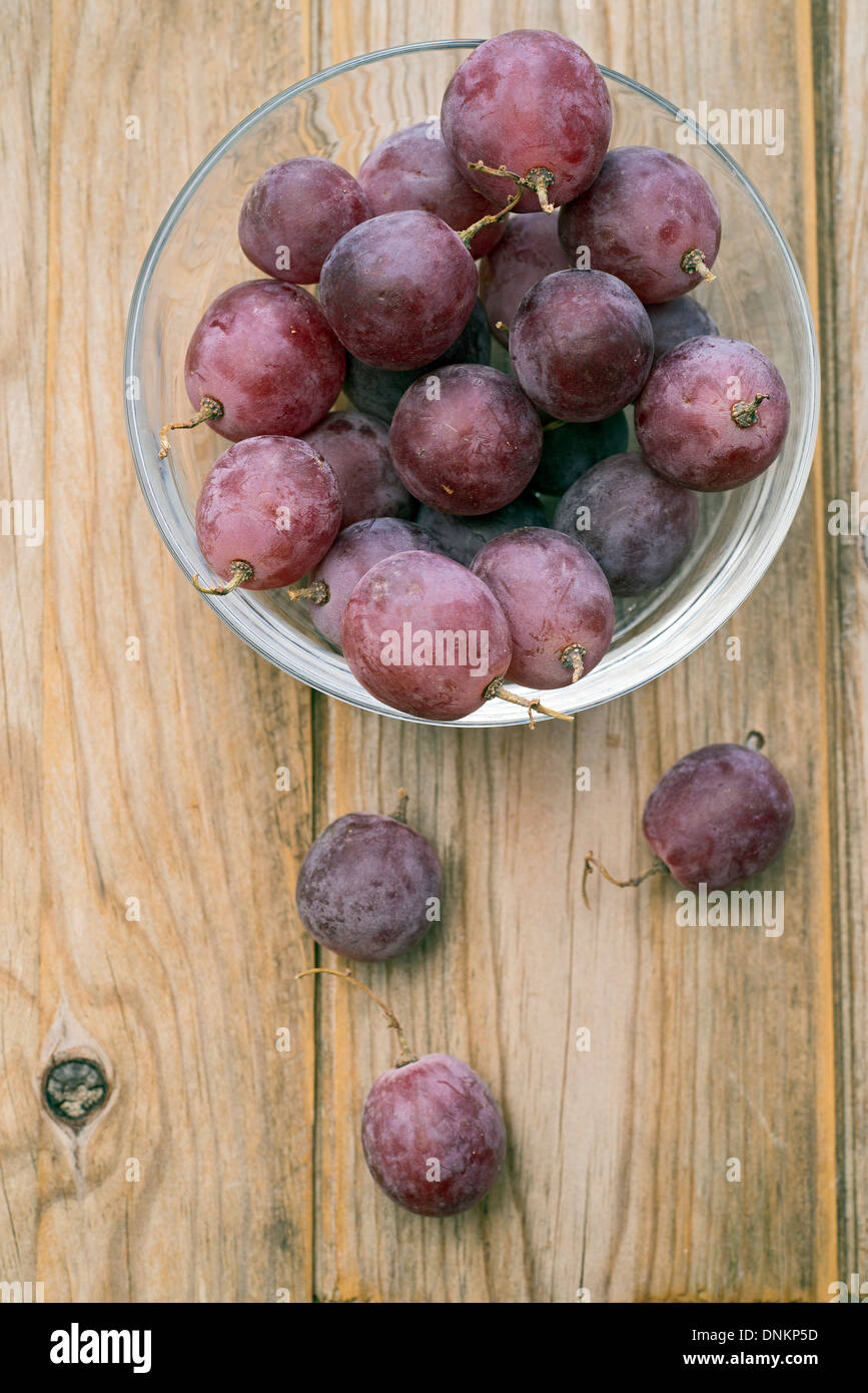 Schale mit Trauben auf einem Holztisch Stockfoto