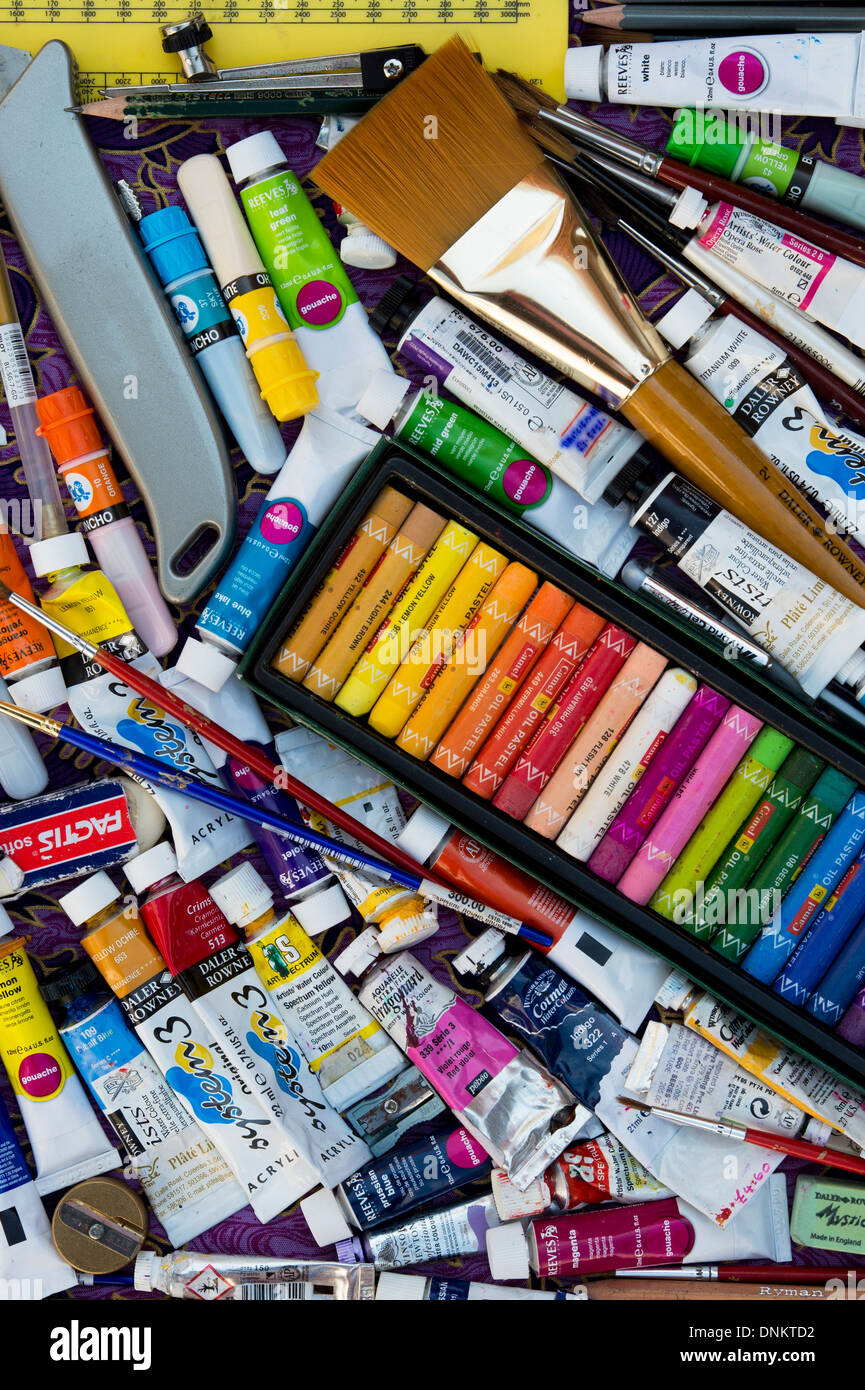 Kunst-Materialien-Muster. Farbtuben, Bürsten, Pastelle, Buntstifte und Bleistifte Stockfoto