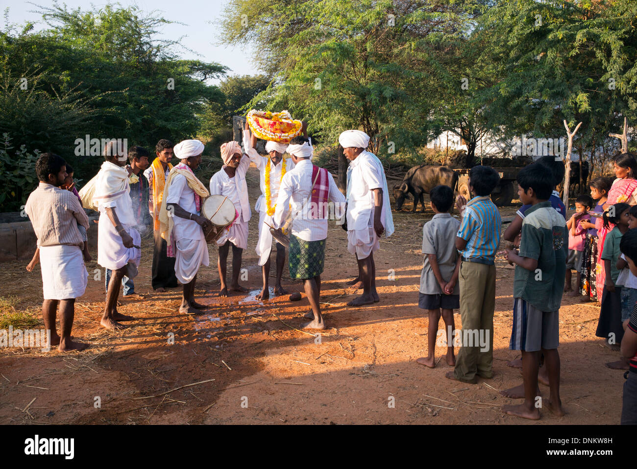 Ländliche indische Dorfbewohner, die Durchführung einer Puja in ein Dorf Swami / trägt. Andhra Pradesh, Indien Stockfoto