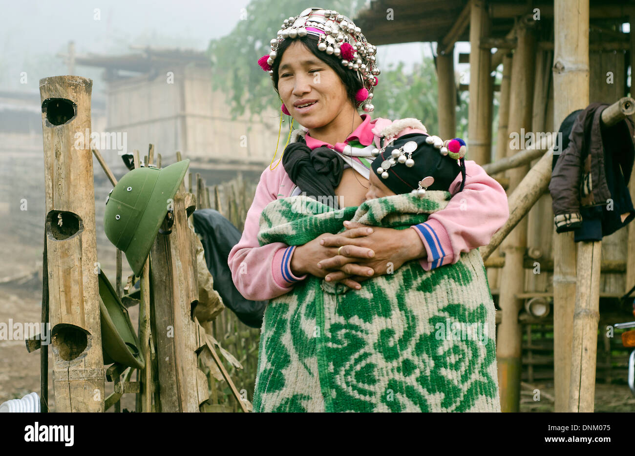 Akha-Stammes-Frau mit Baby, Nambo Dorf, Muang Sing, Laos Stockfoto