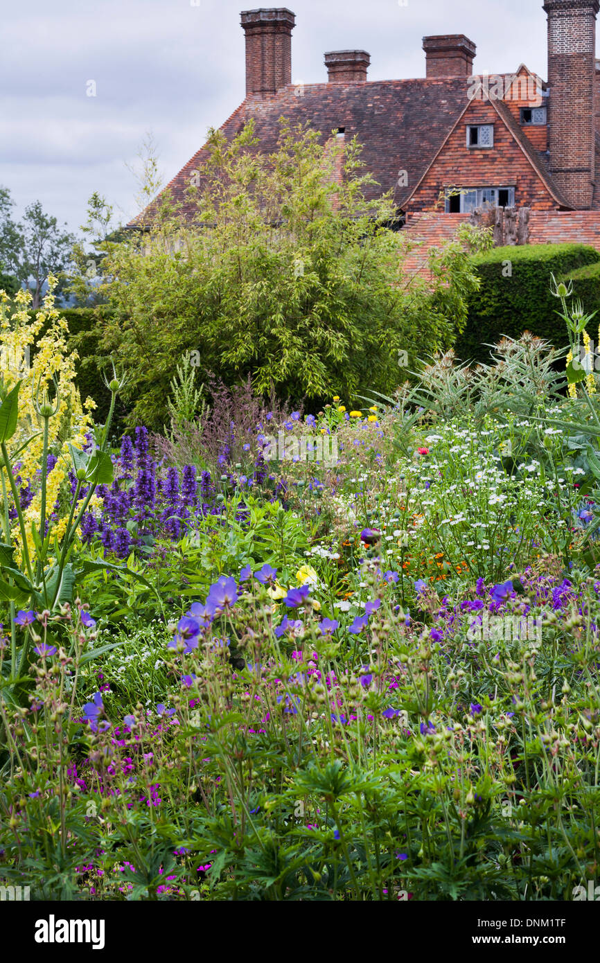 Sommer-Grenzen am Great Dixter. Sussex England Stockfoto