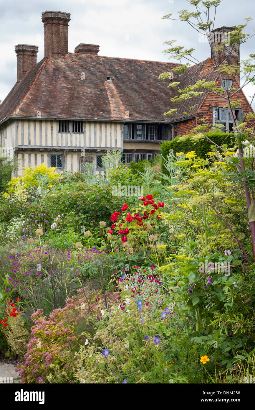 Sommer-Grenzen am Great Dixter. Sussex England Stockfoto