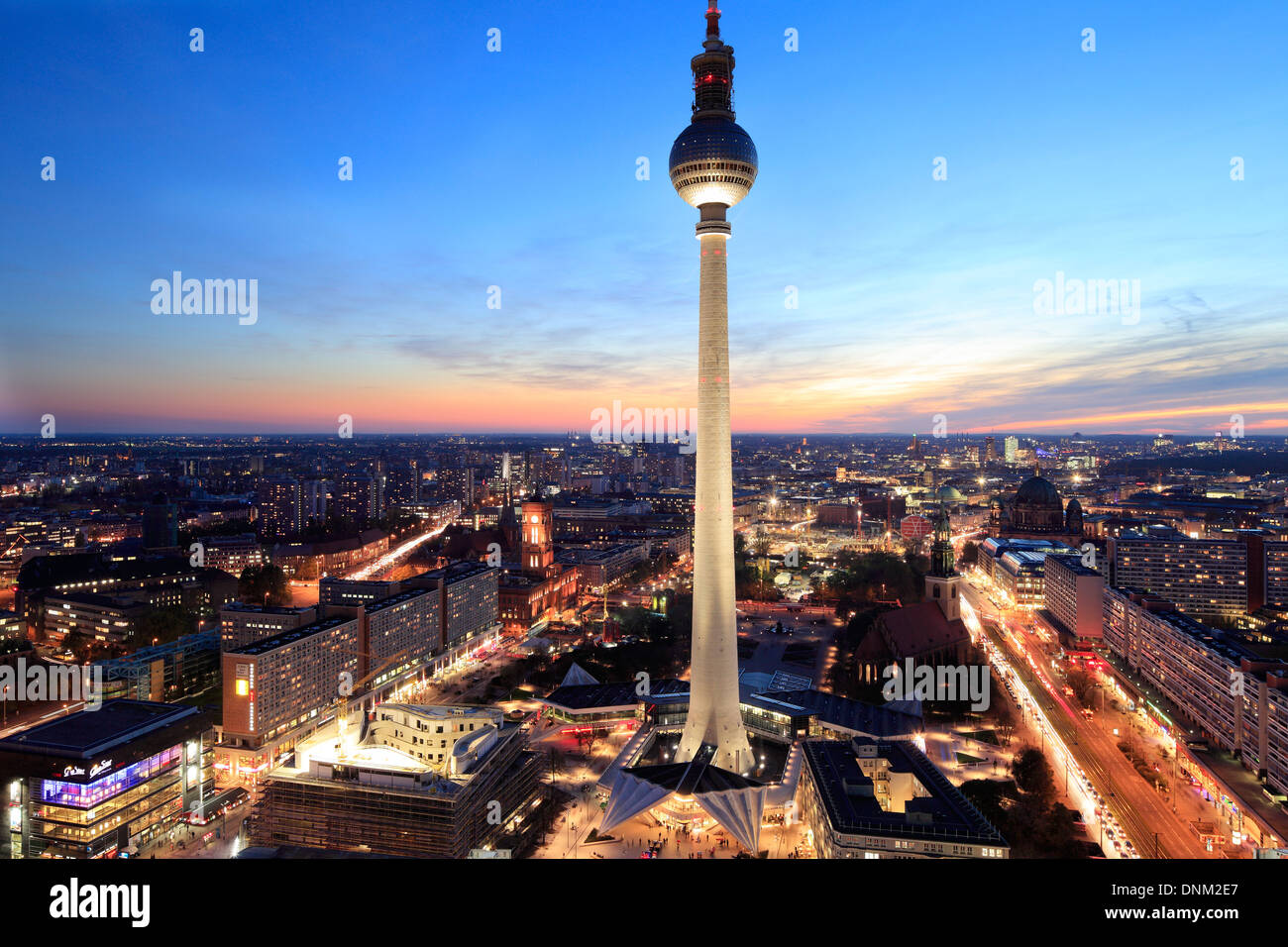 Berlin, Deutschland, der Berliner Fernsehturm und Stadtpanorama bei Sonnenuntergang Stockfoto