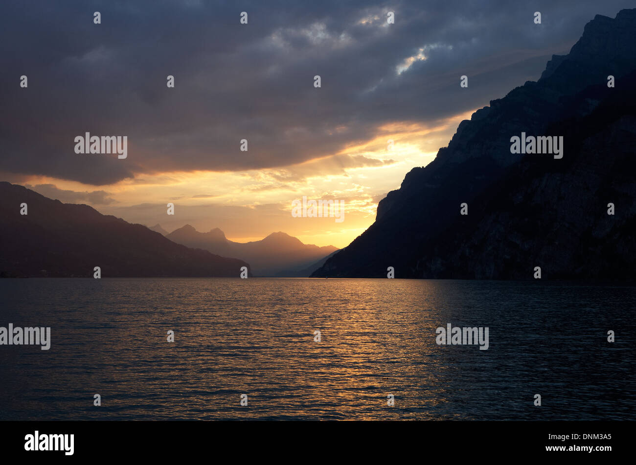 Walenstedt, Schweiz, Sonnenuntergang und Dämmerung am Walensee Stockfoto