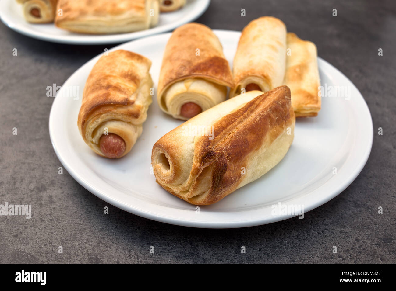 Hot-Dog Junk-Food auf einem Teller schließen Sie herauf Bild mit flachen Schärfentiefe und Tiefenschärfe. Stockfoto