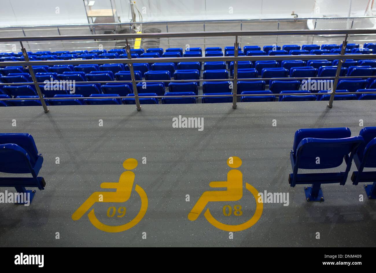 Sotschi, Russland. 19. Dezember 2013. Räume für Rollstuhlfahrer in der Shayba-Arena im Olympiapark in Sotschi, Russland, 19. Dezember 2013. Sotschi Gastgeber der Olympischen Winterspiele vom 07. bis 23. Februar 2014. Foto: Jens Büttner/Dpa/Alamy Live News Stockfoto