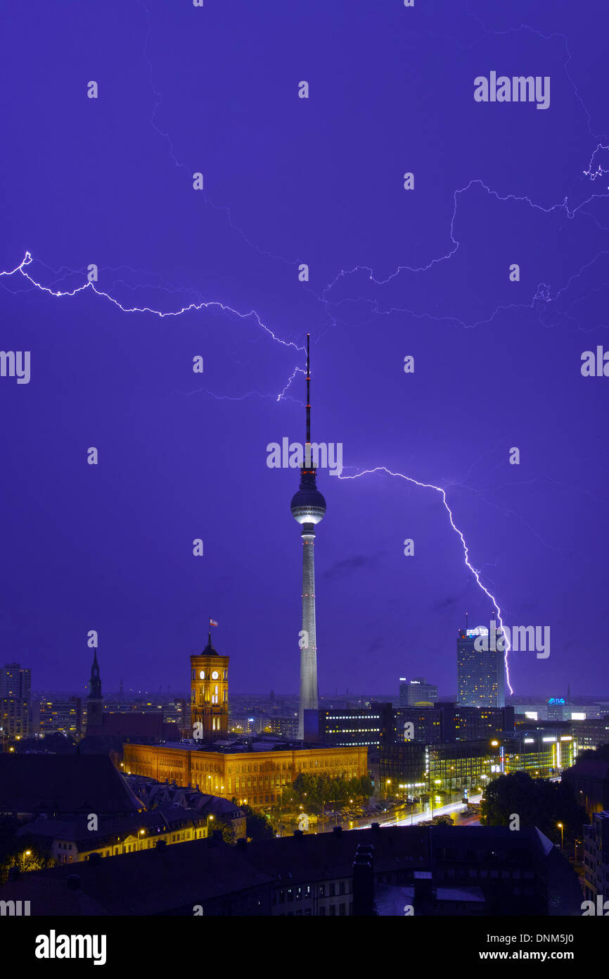 Berlin, Deutschland, Gewitter über dem Alexanderplatz Quadrat in der Abenddämmerung Stockfoto