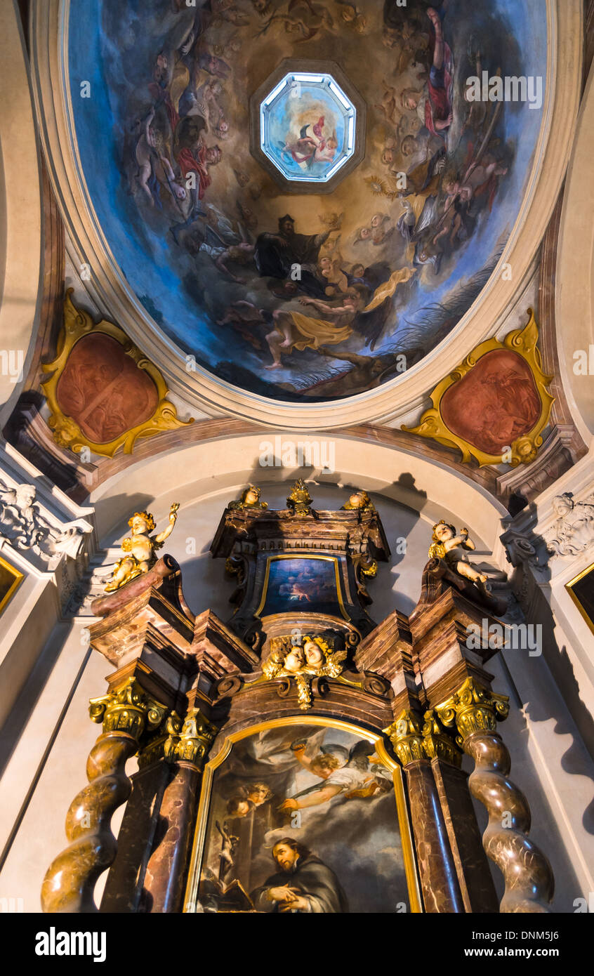 Prag, Cezch Republik. Skelett in einem Grab aus Stein, von Petr Parler, 14. Centuru Arbeit. St.-Georgs Basilika, Kirche Prag. Stockfoto