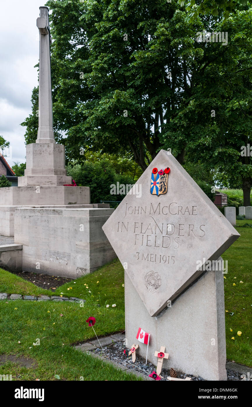 WW1 Grabstein in Essex Farm Krieg Friedhof von John McCrae, kanadischer Soldat schrieb das Gedicht "In Flanders Fields" Stockfoto